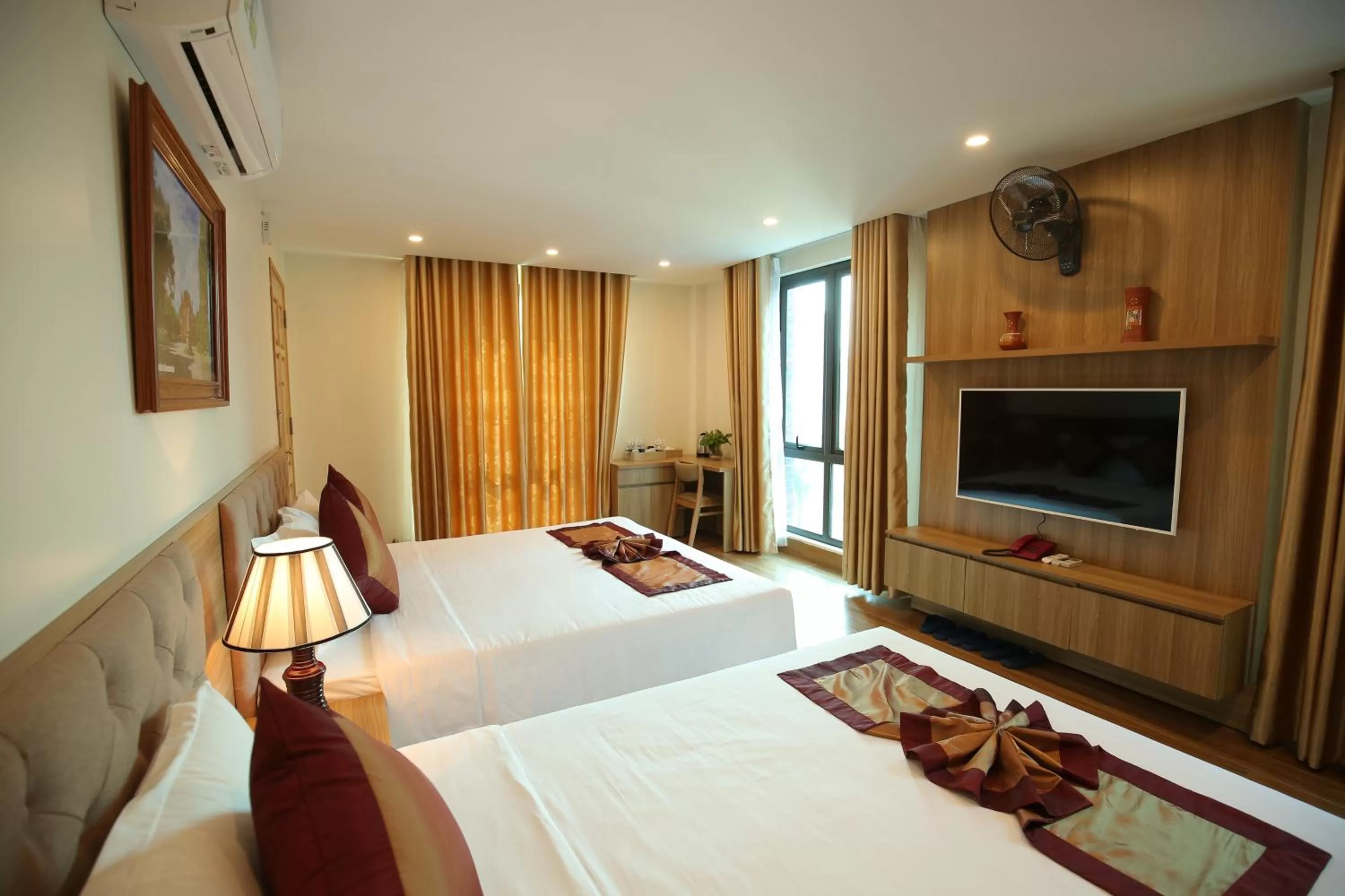 Communal lounge/ TV room, Bed in Cozynibi Hotel