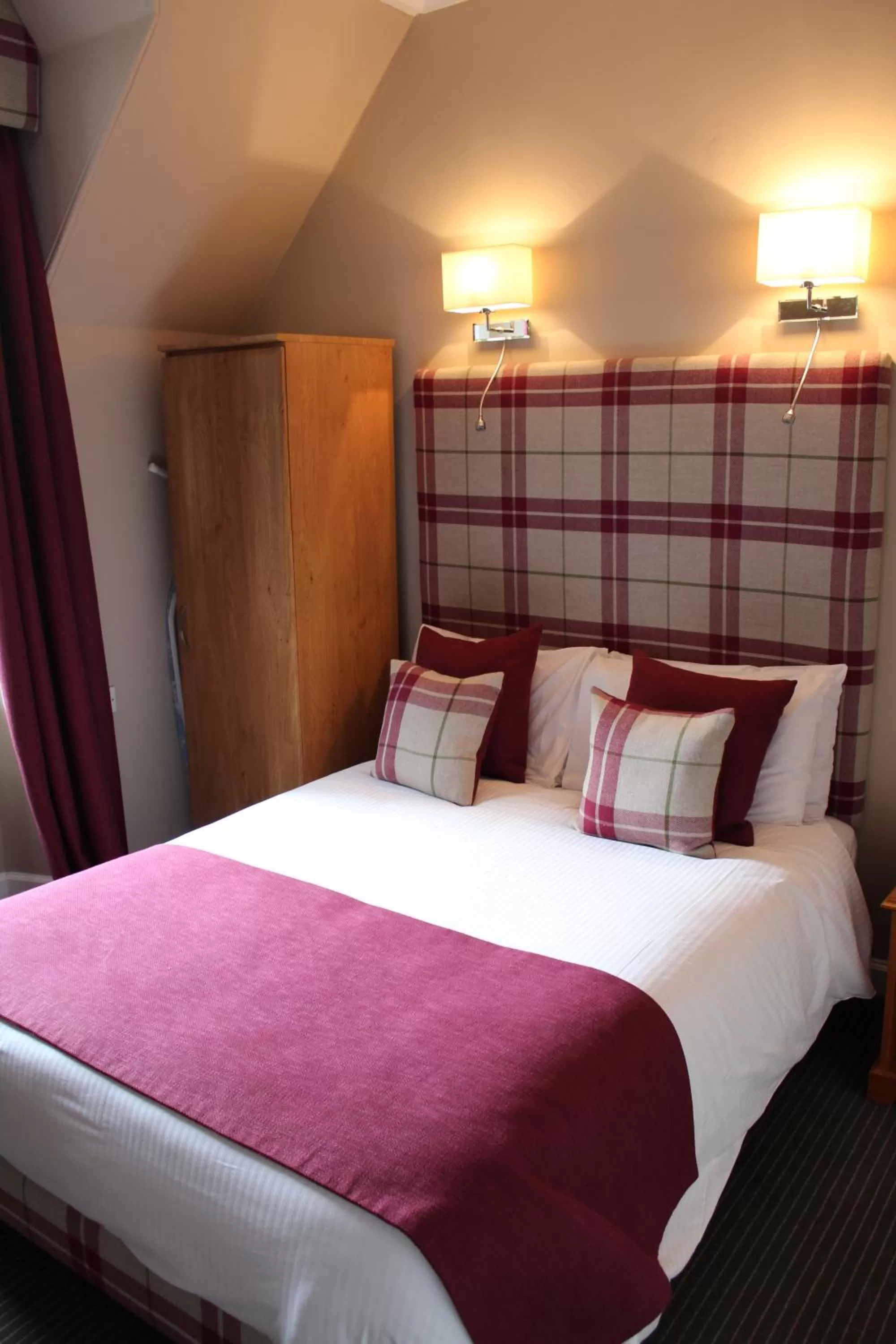 Bathroom, Bed in Old Manor Hotel