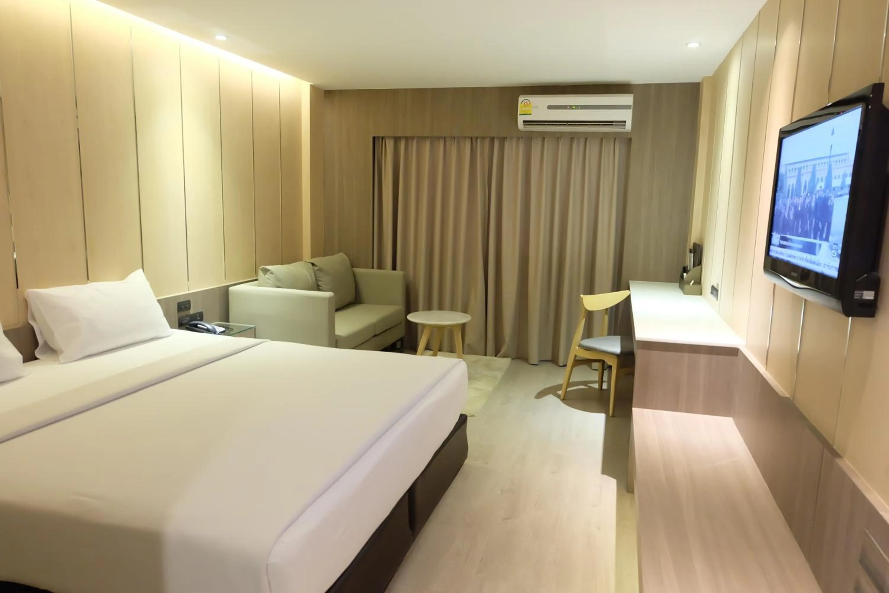 Photo of the whole room, Bed in Golden City Rayong Hotel