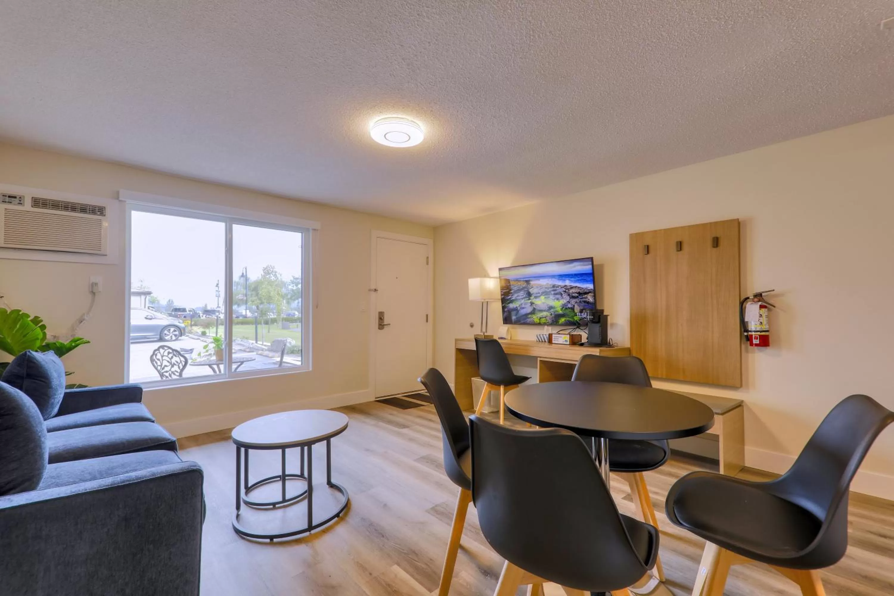 TV and multimedia in Harrison Grand Motel