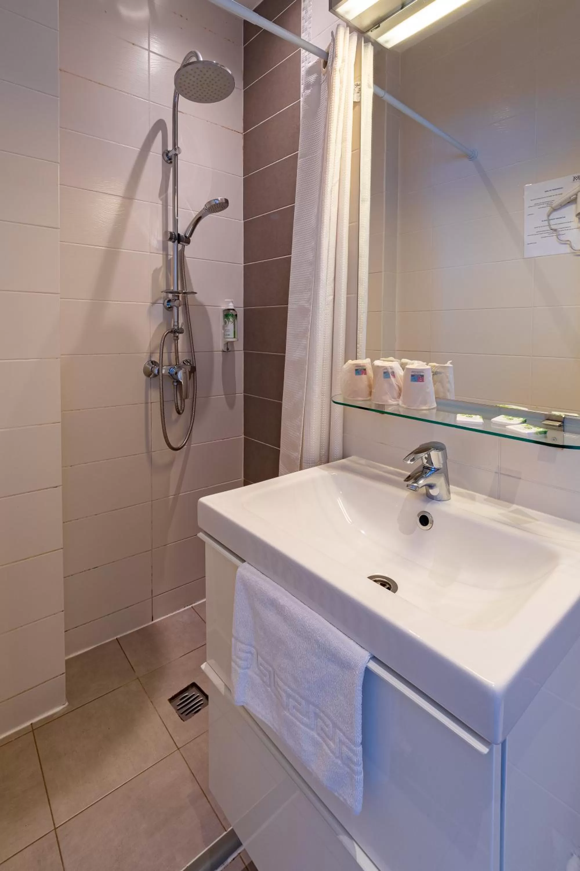 Shower in Hôtel Le Mondon Metz