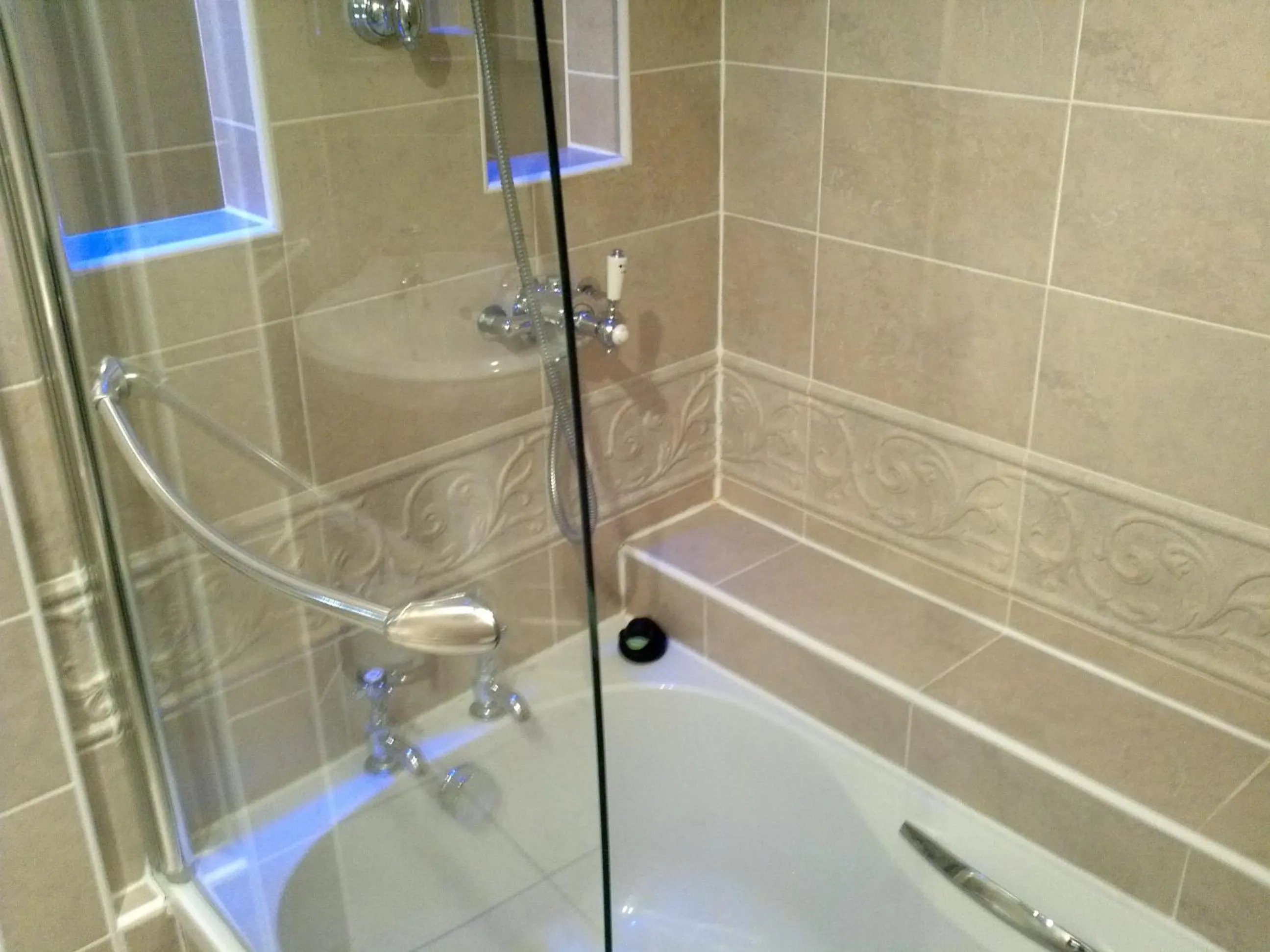 Bathroom in Rogerthorpe Manor Hotel