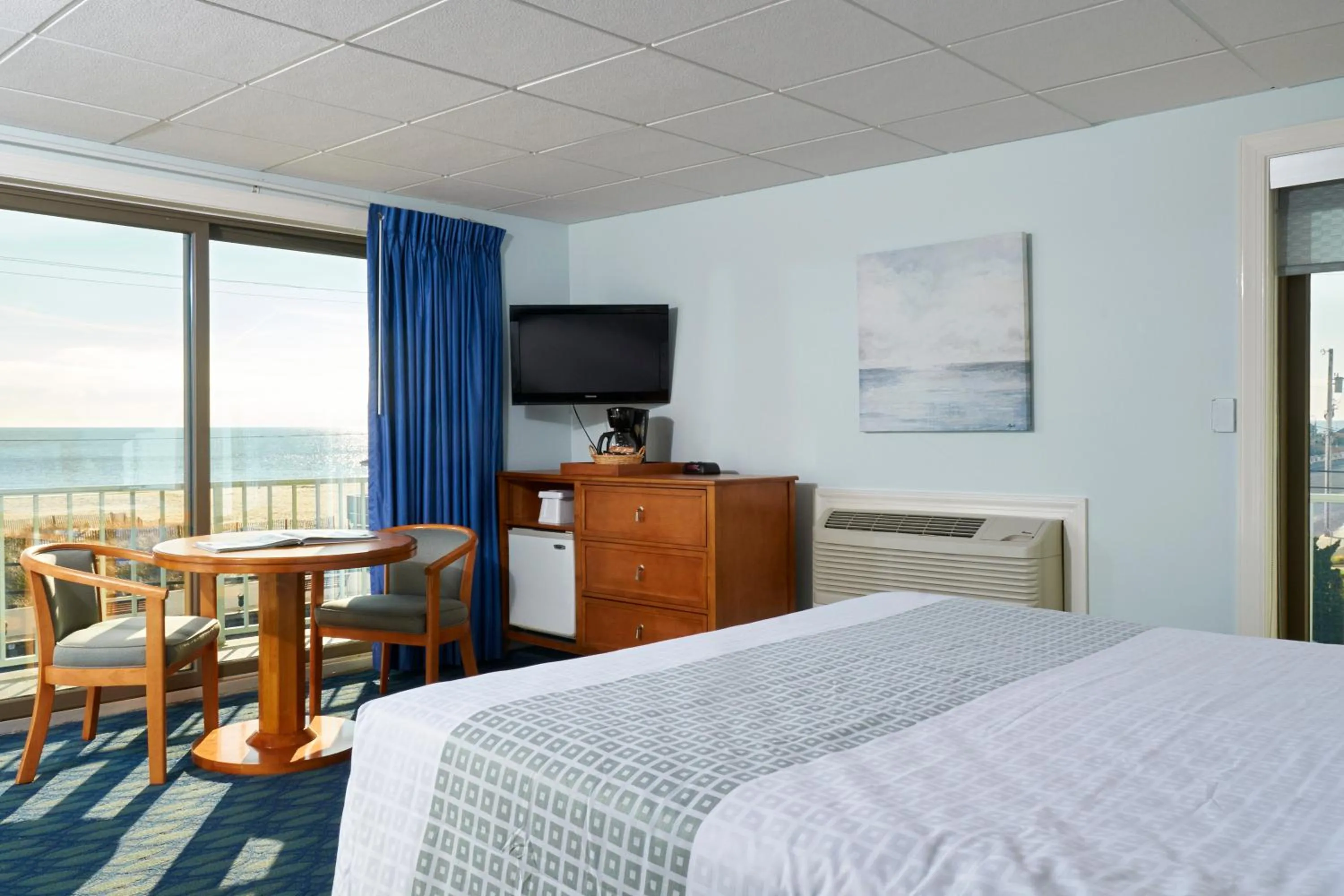 Bedroom, Bed in Sea Crest Inn