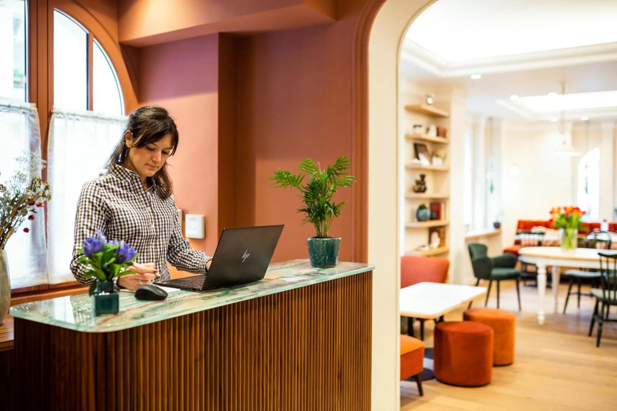 Staff in Bonsoir Madame