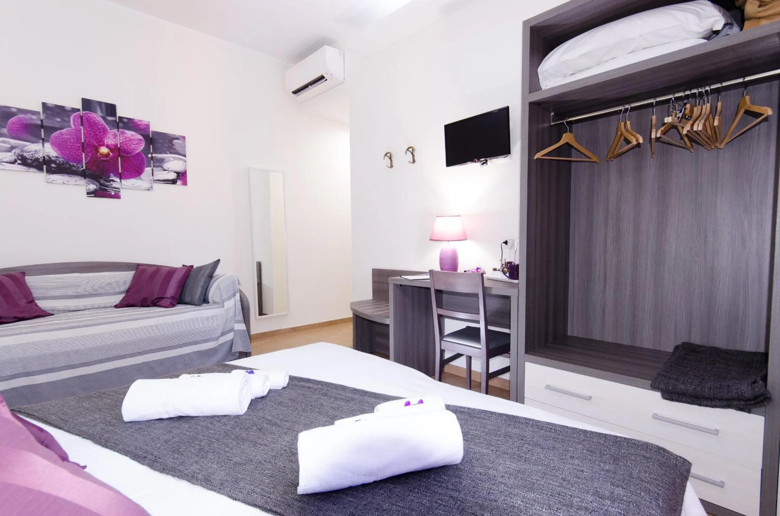 Bedroom, Bed in Gemme Di Roma Accomodation