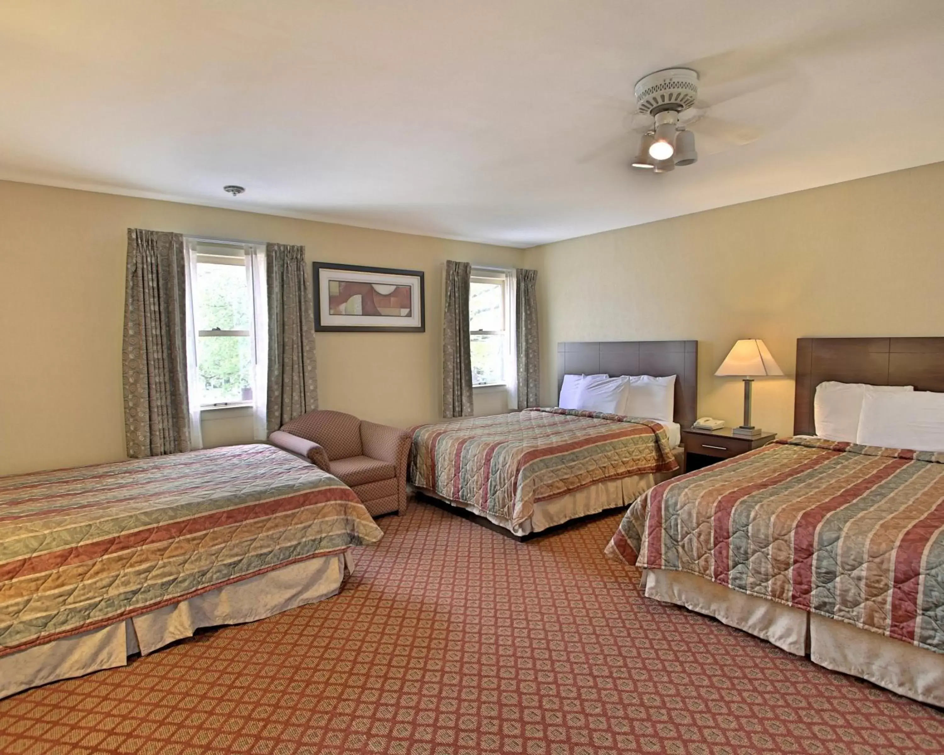 Queen Suite with Two Queen Beds and One Double Bed - Non Smoking in Rodeway Inn & Suites Hershey Queen Suite with Two Queen Beds and One Double Bed - Non Smoking in Rodeway Inn & Suites Hershey
