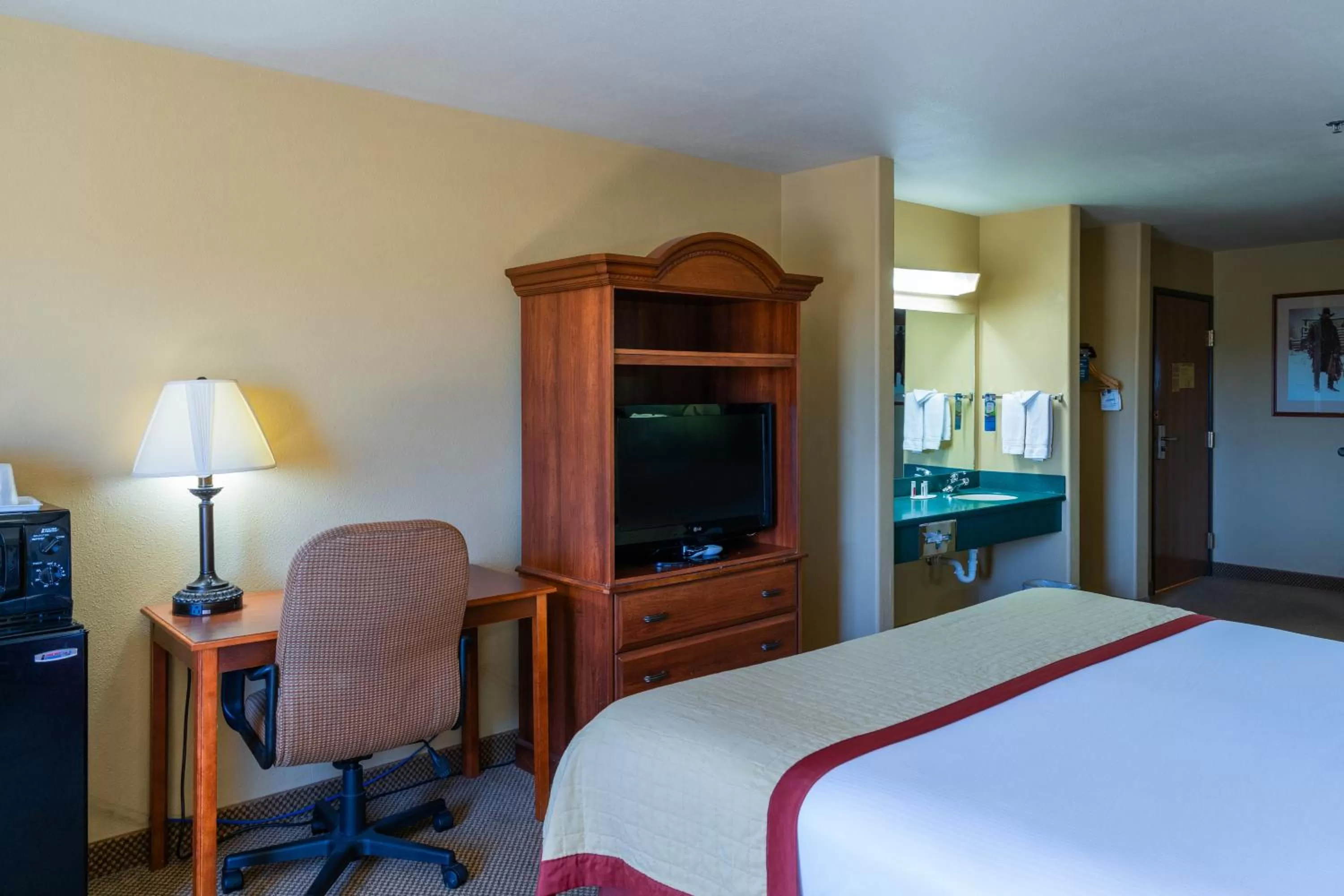 Bed in Pinedale Hotel & Suites
