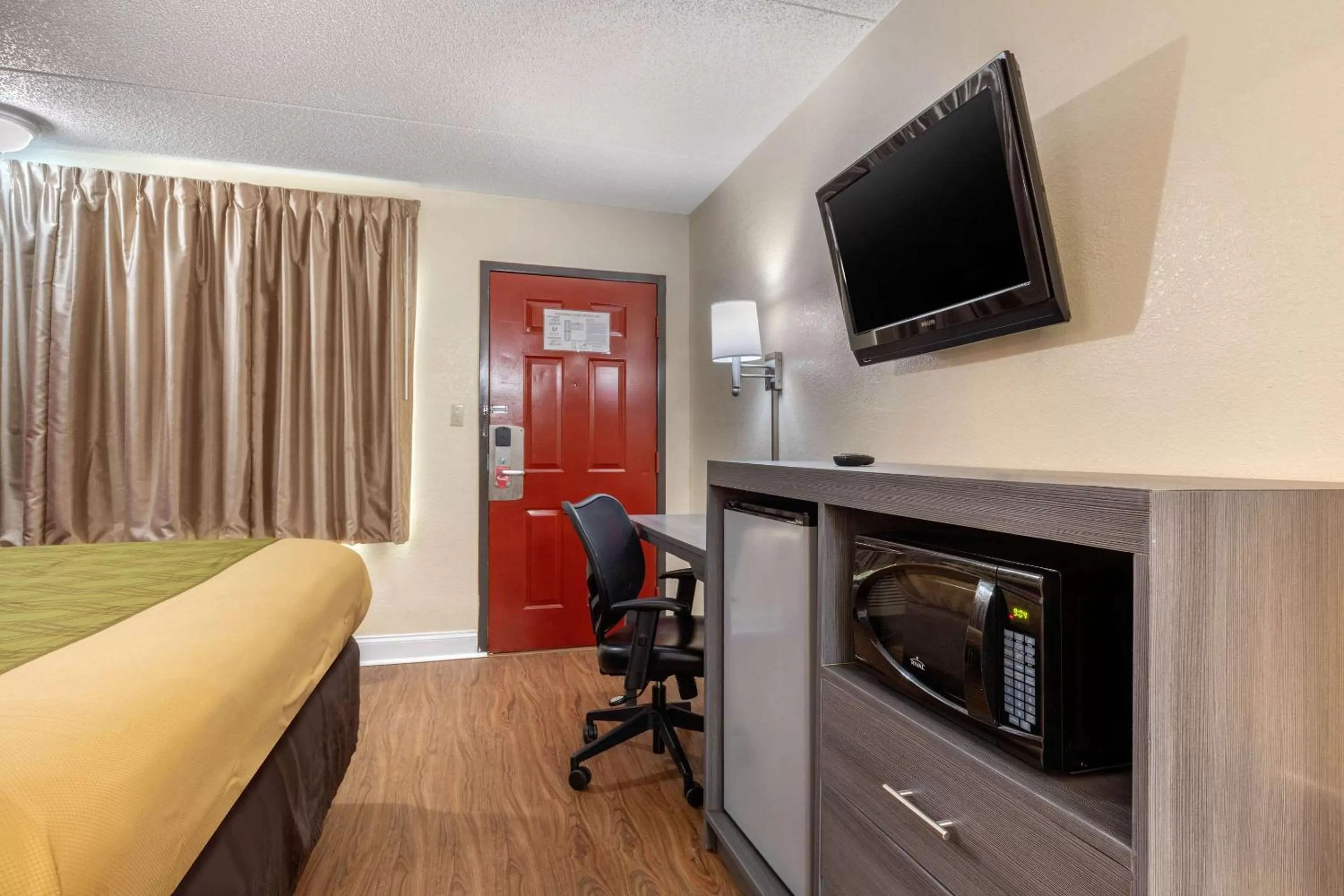 Photo of the whole room, Bed in Econo Lodge Chattanooga Northeast - Ooltewah