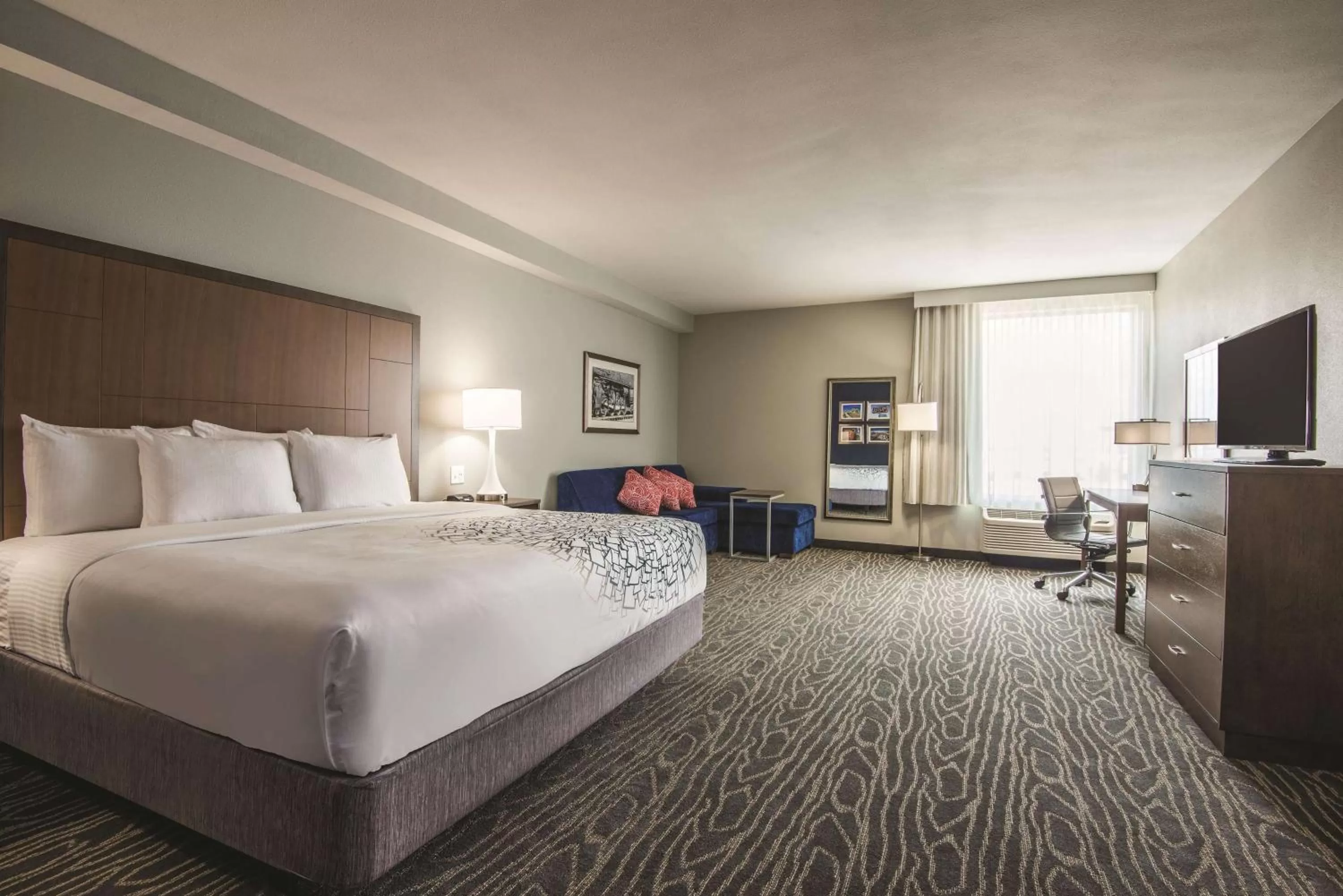 Photo of the whole room, Bed in La Quinta by Wyndham Kingman