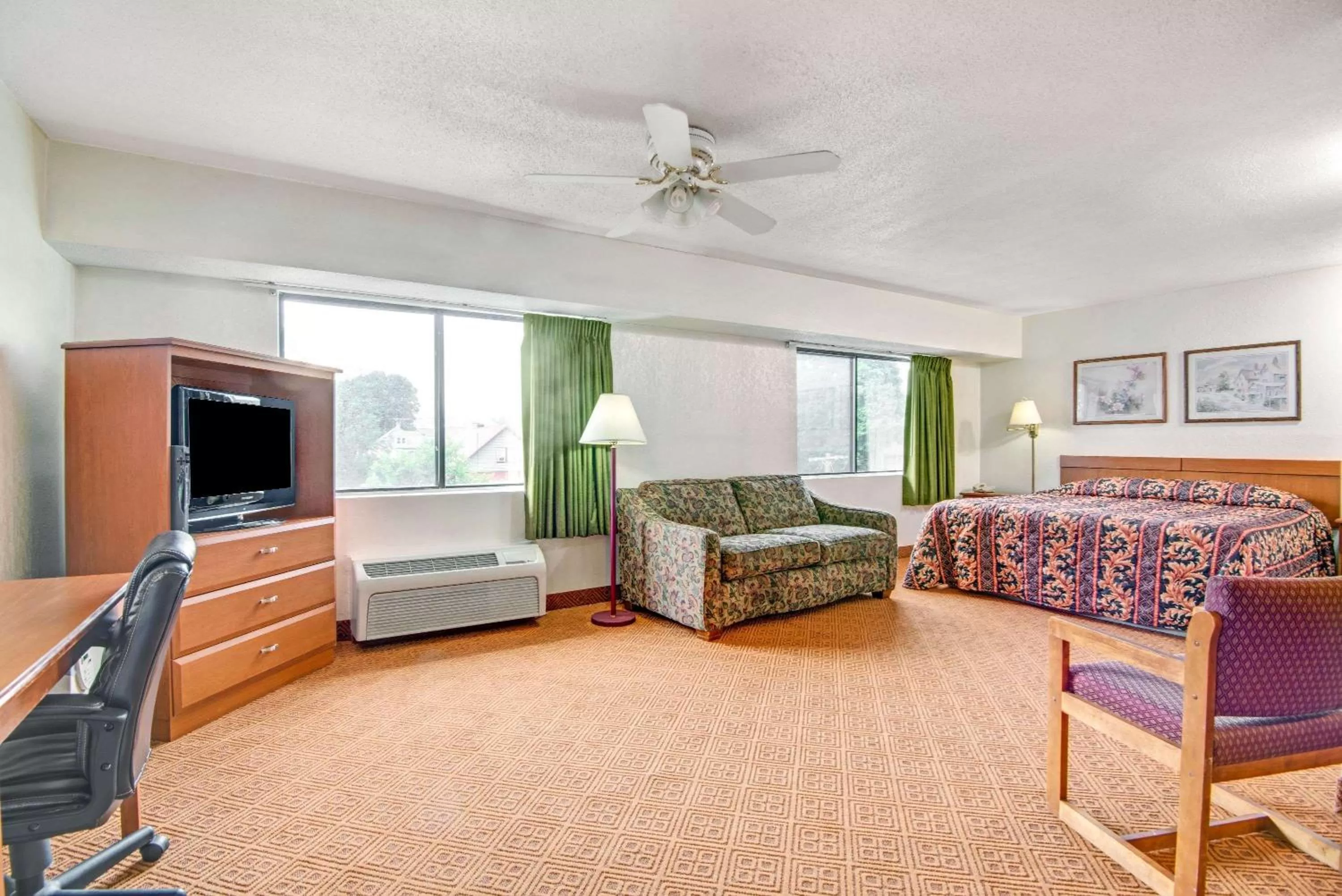 Photo of the whole room in Super 8 by Wyndham Stamford/New York City Area