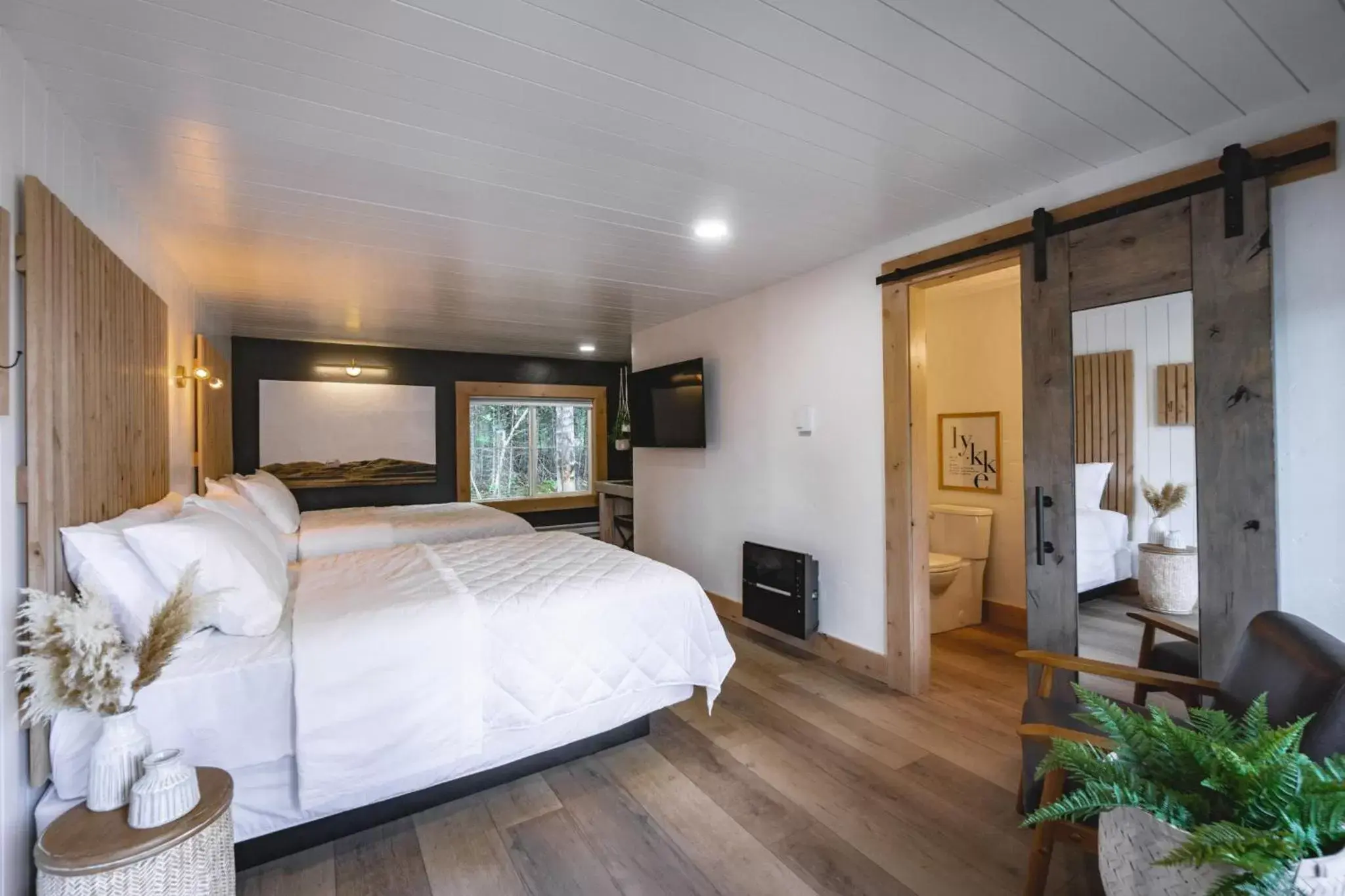 Deluxe Queen Room in Scandia Inn Deluxe Queen Room in Scandia Inn