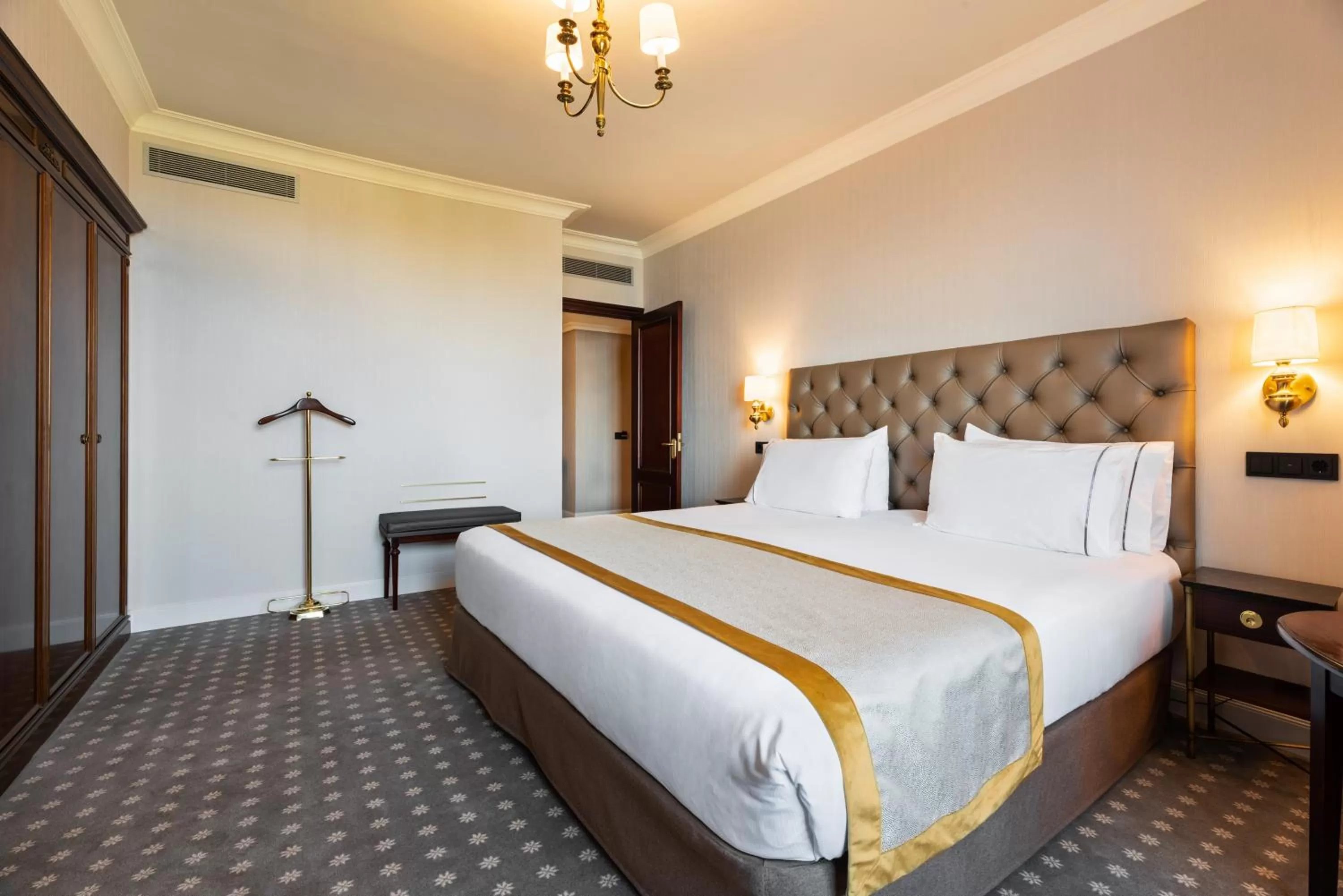 Bedroom, Bed in Eurostars Hotel Real