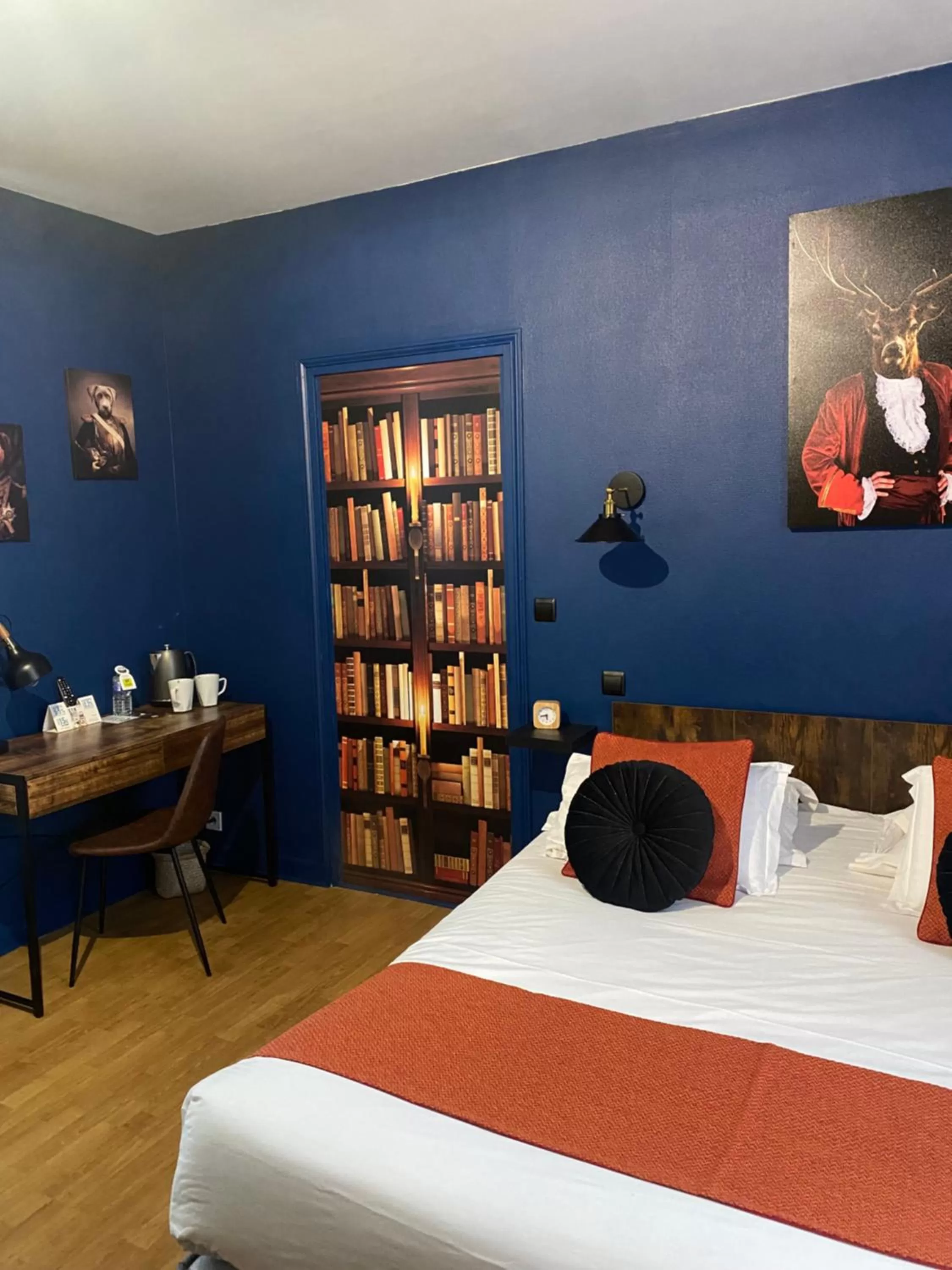 Bed in Logis Hôtel Le Cygne