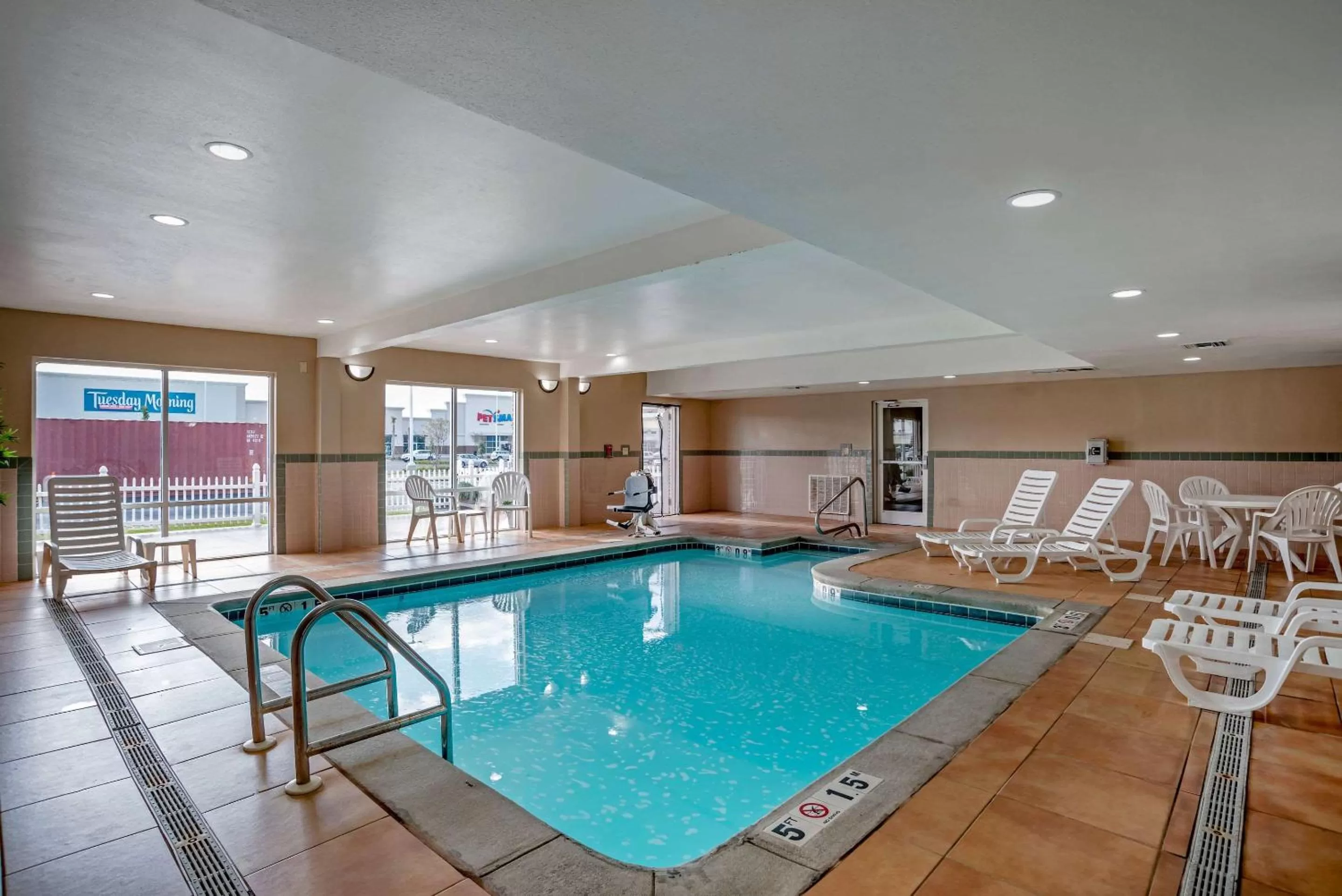 Swimming pool in Comfort Suites Foley - North Gulf Shores