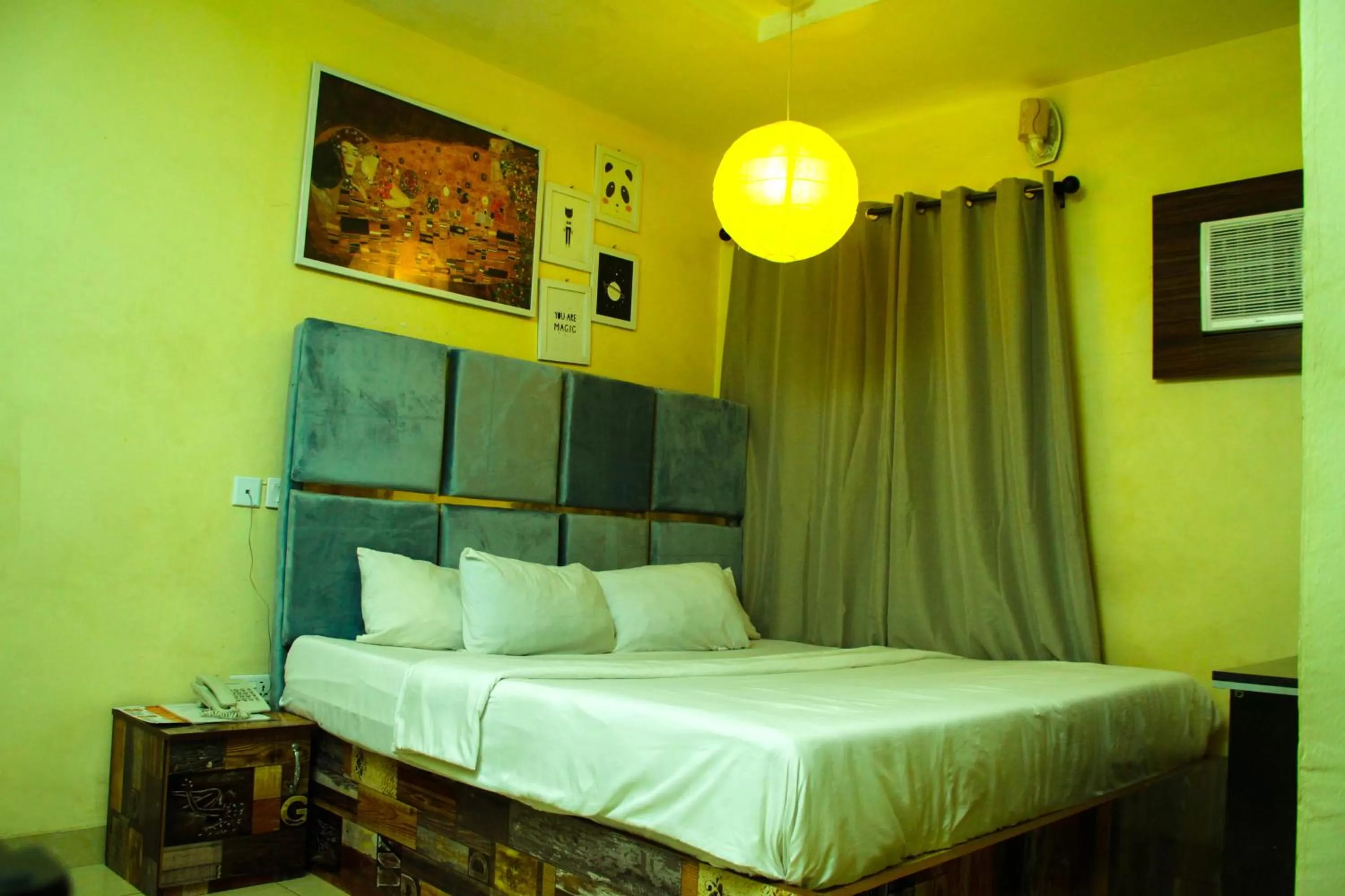 Bed in ONTARIO SUITES