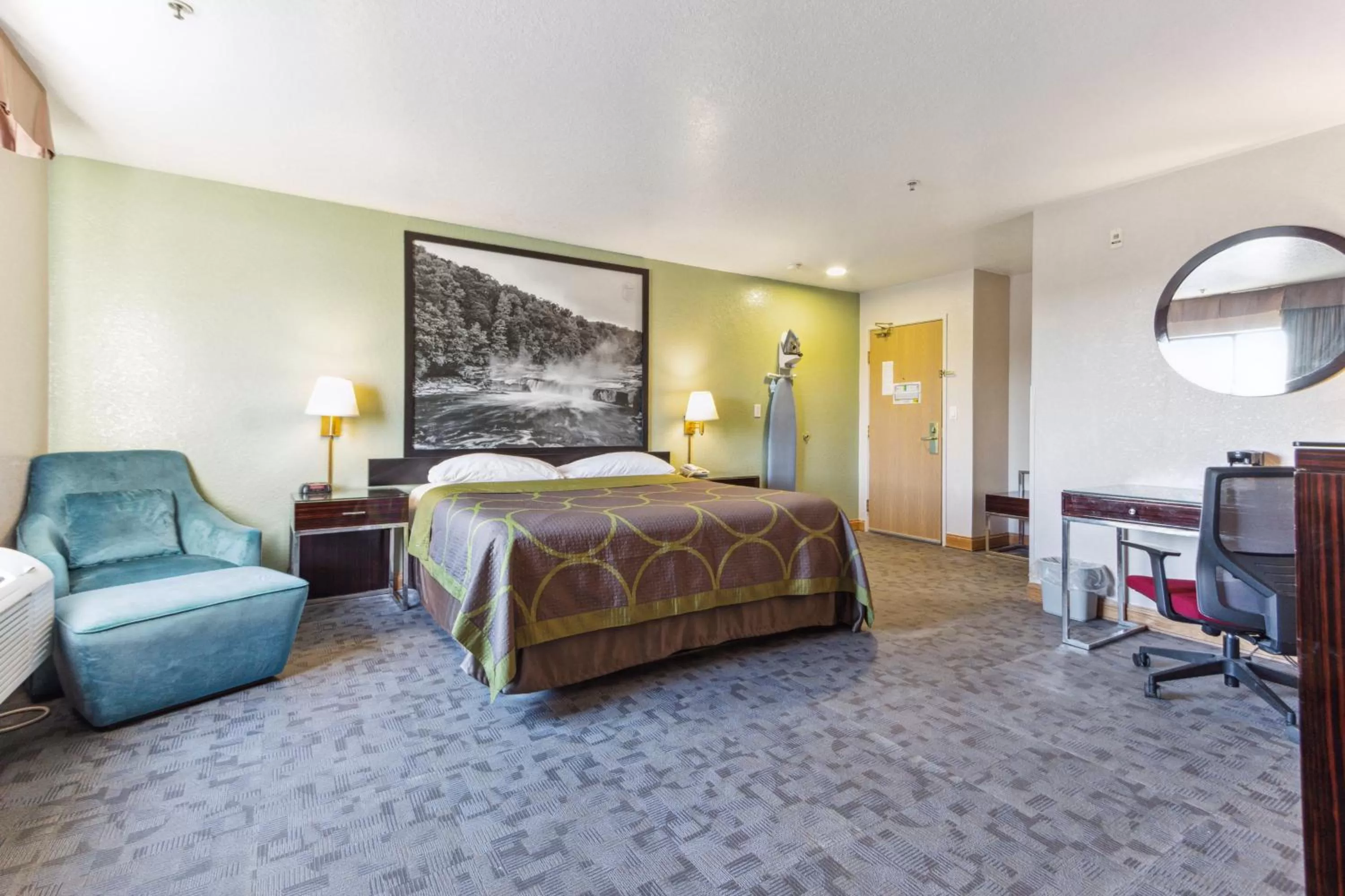 Bedroom, Bed in Super 8 by Wyndham Uniontown PA