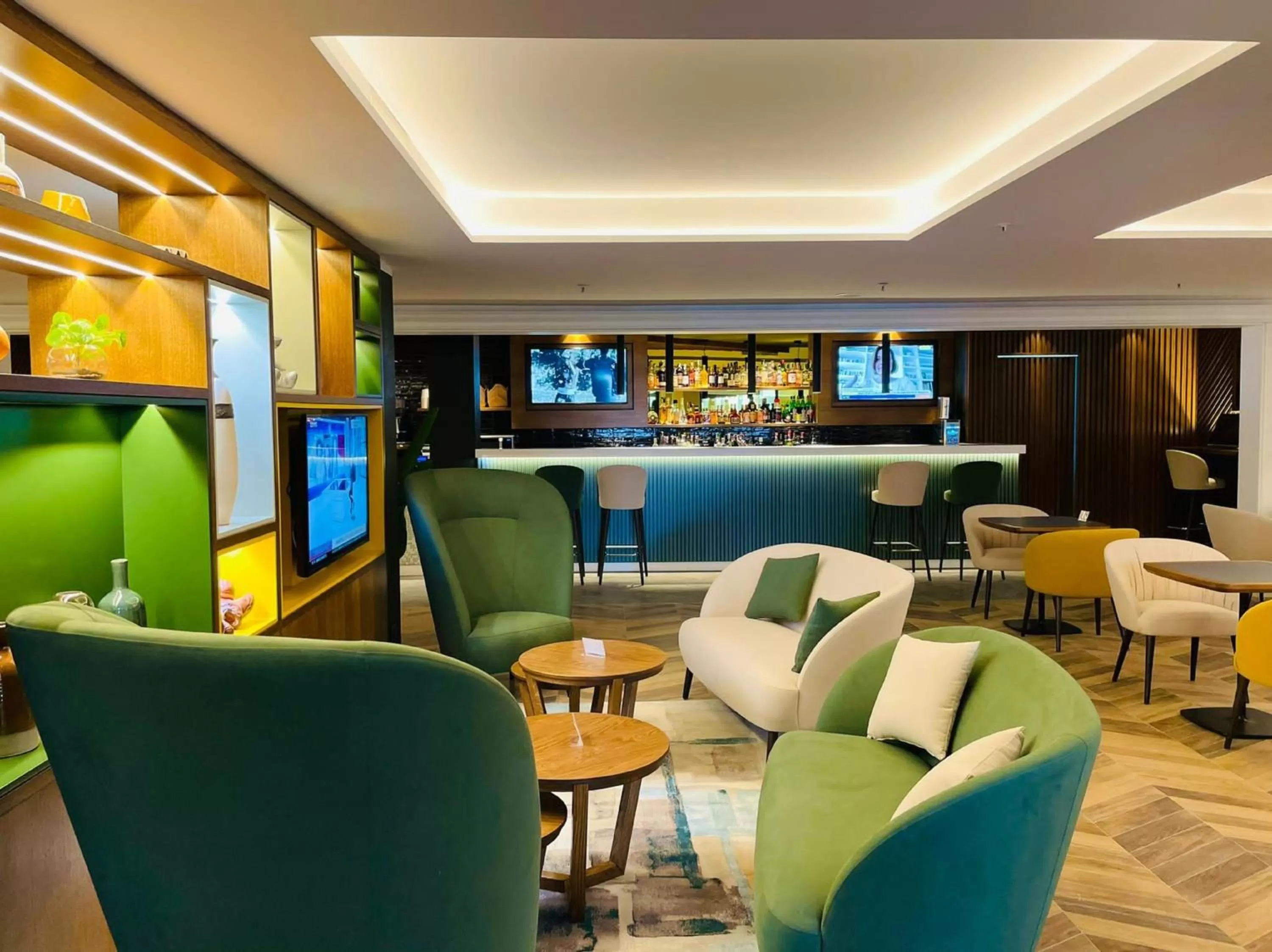Lounge or bar in Holiday Inn Naples by IHG