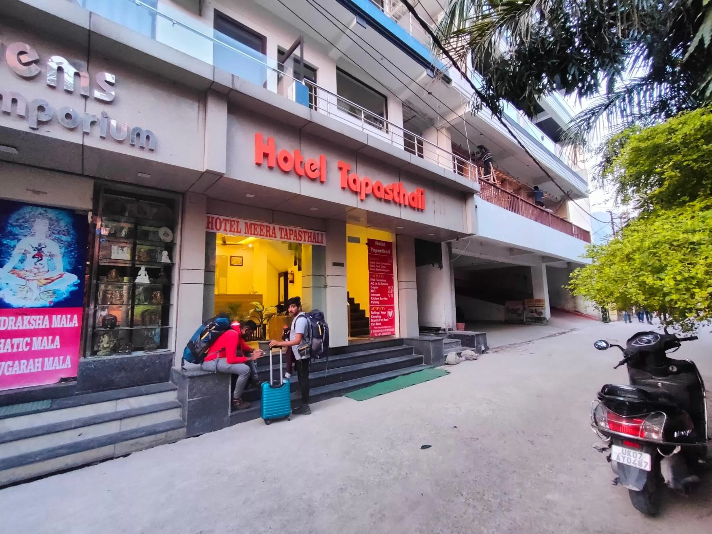 Facade/entrance in Tapasthali by Meera Hotels