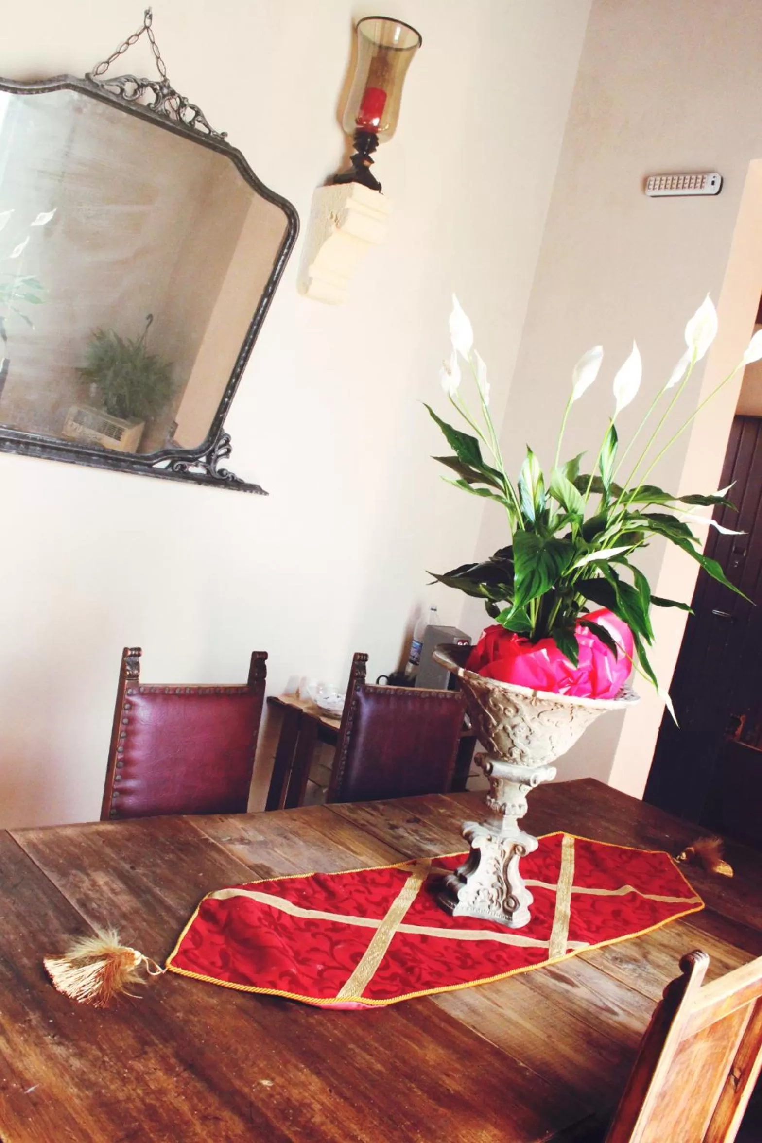 Communal lounge/ TV room in B&B Camelot