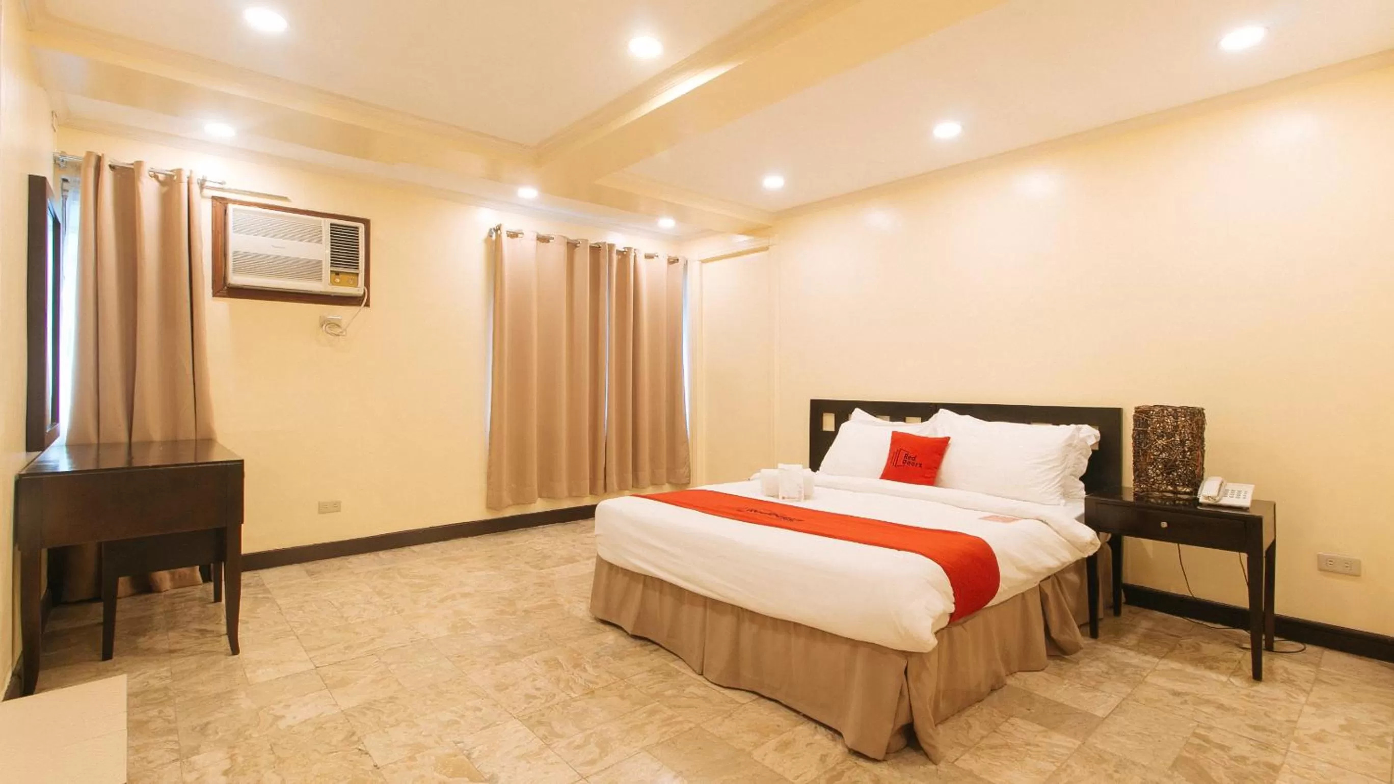 Photo of the whole room, Bed in RedDoorz Premium near Greenbelt Makati - Vaccinated Staff