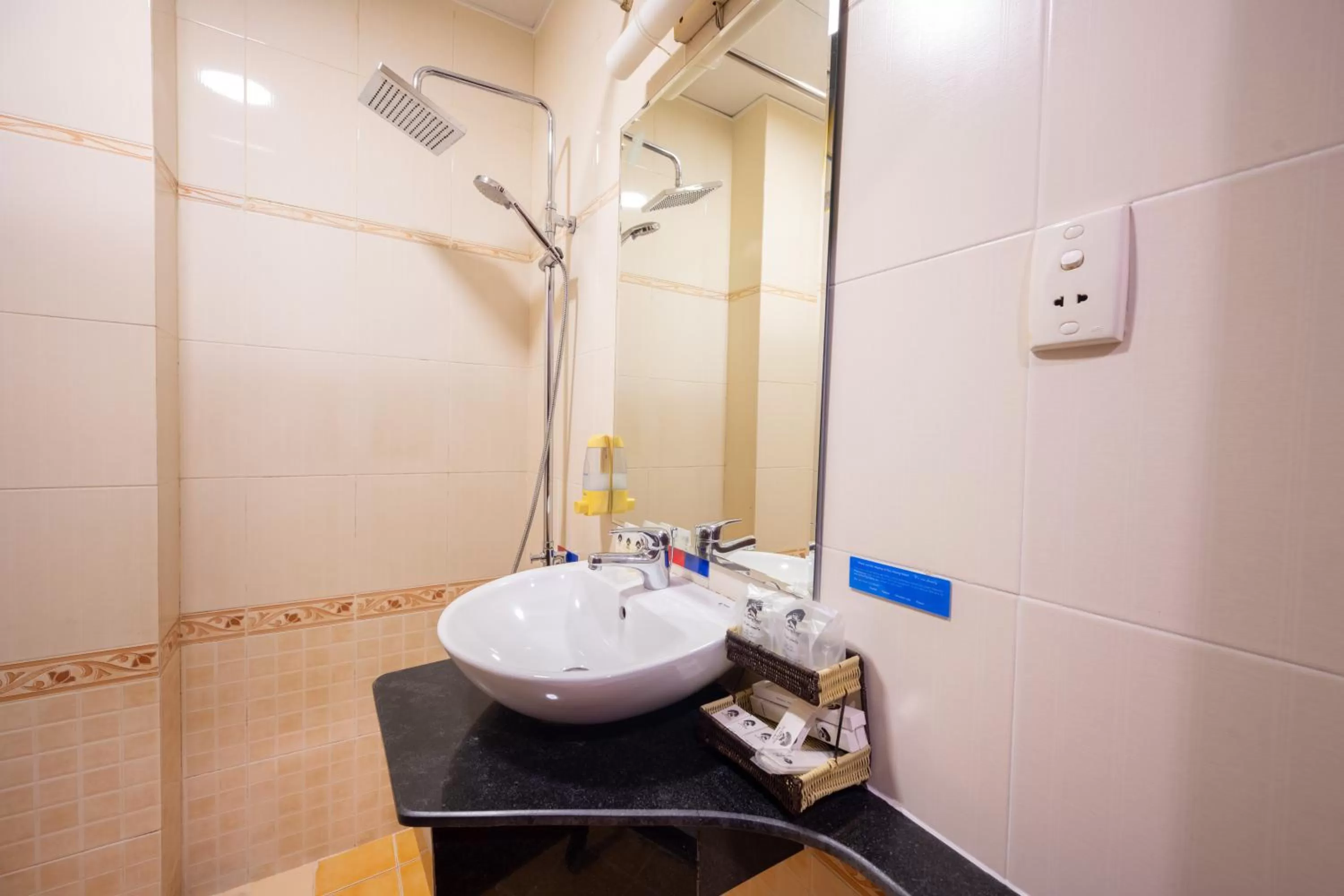 Toilet in Duc Vuong Saigon Hotel - Bui Vien