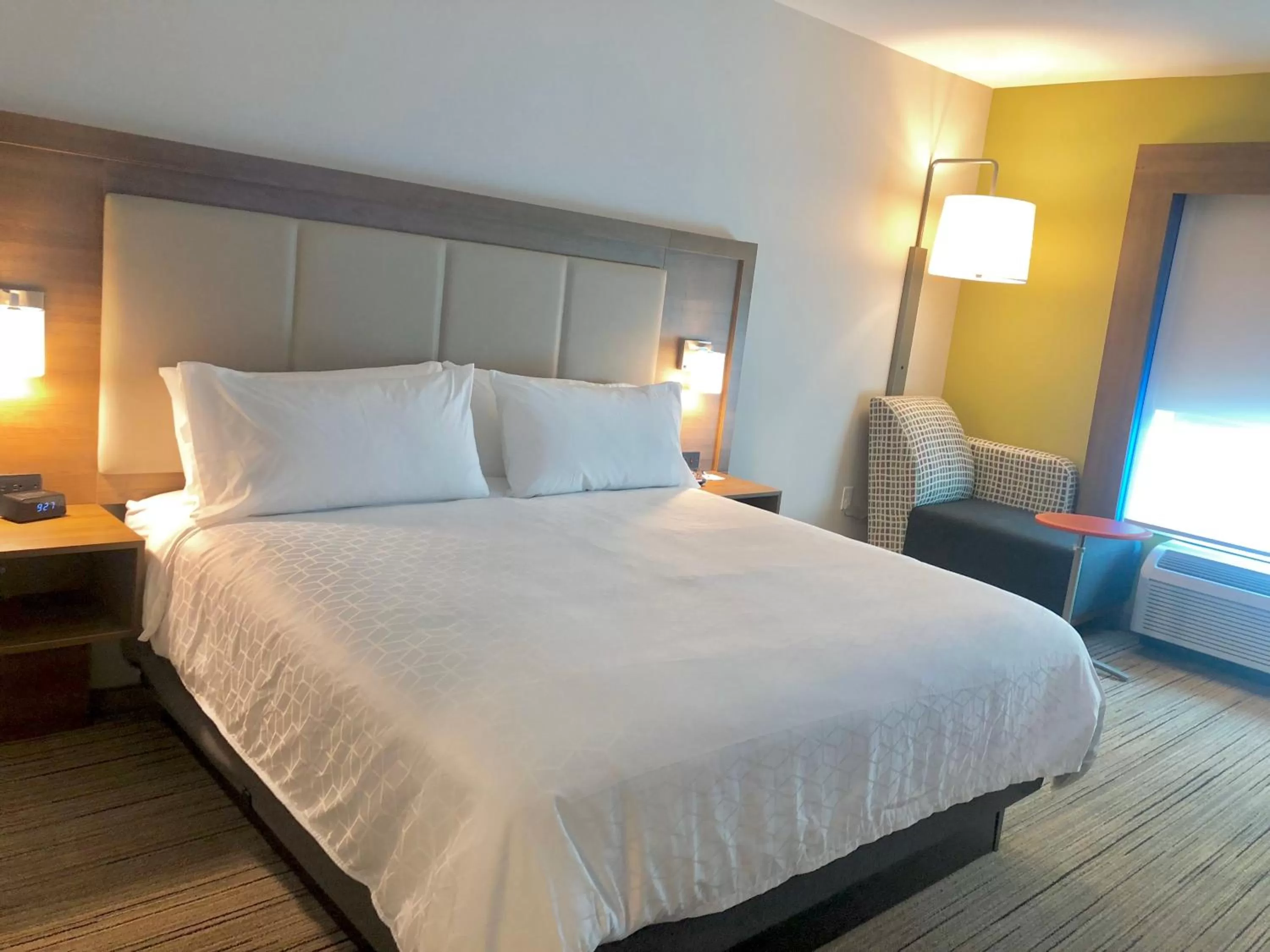 Photo of the whole room, Bed in Holiday Inn Express & Suites Raleigh Airport - Brier Creek by IHG