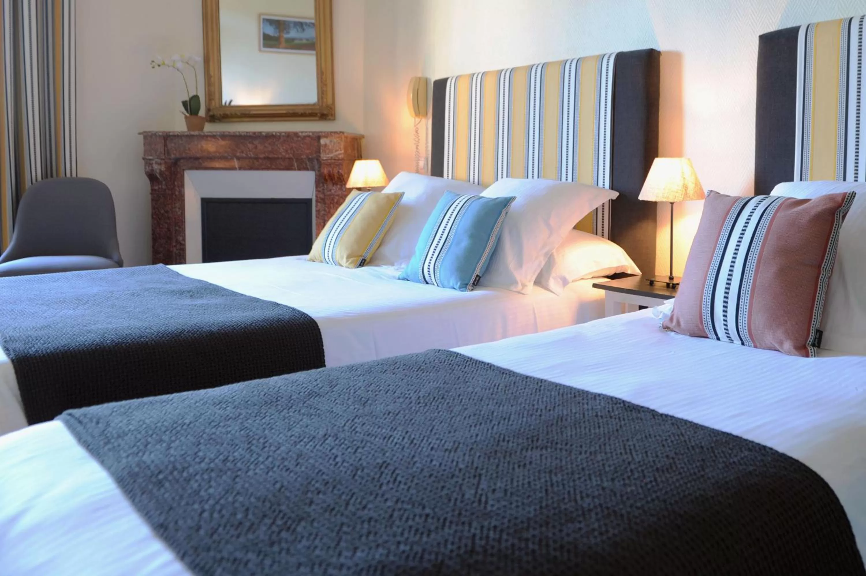 Bed in Logis Hôtel du Chêne