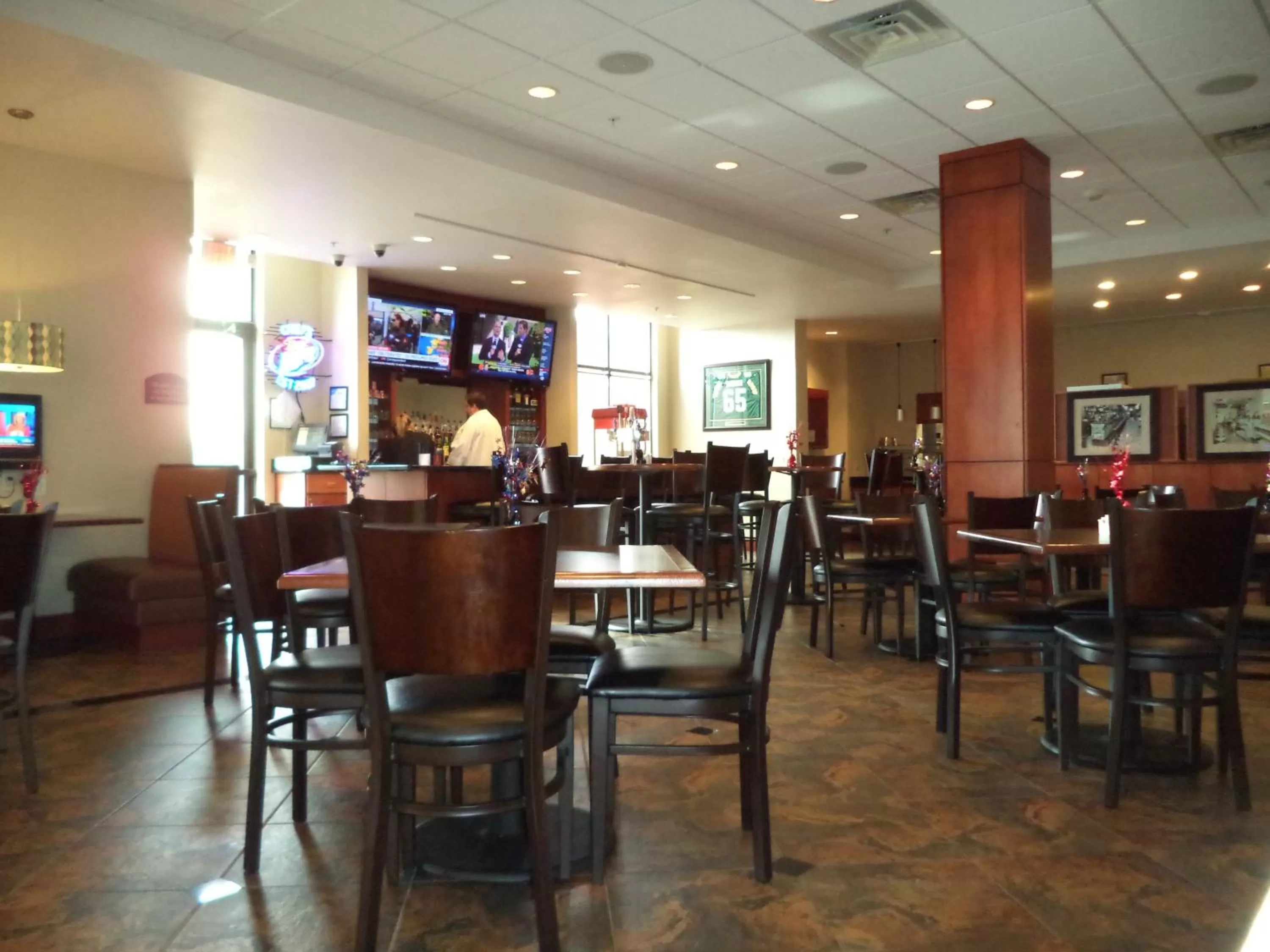 Lounge or bar in Holiday Inn Madison at The American Center by IHG