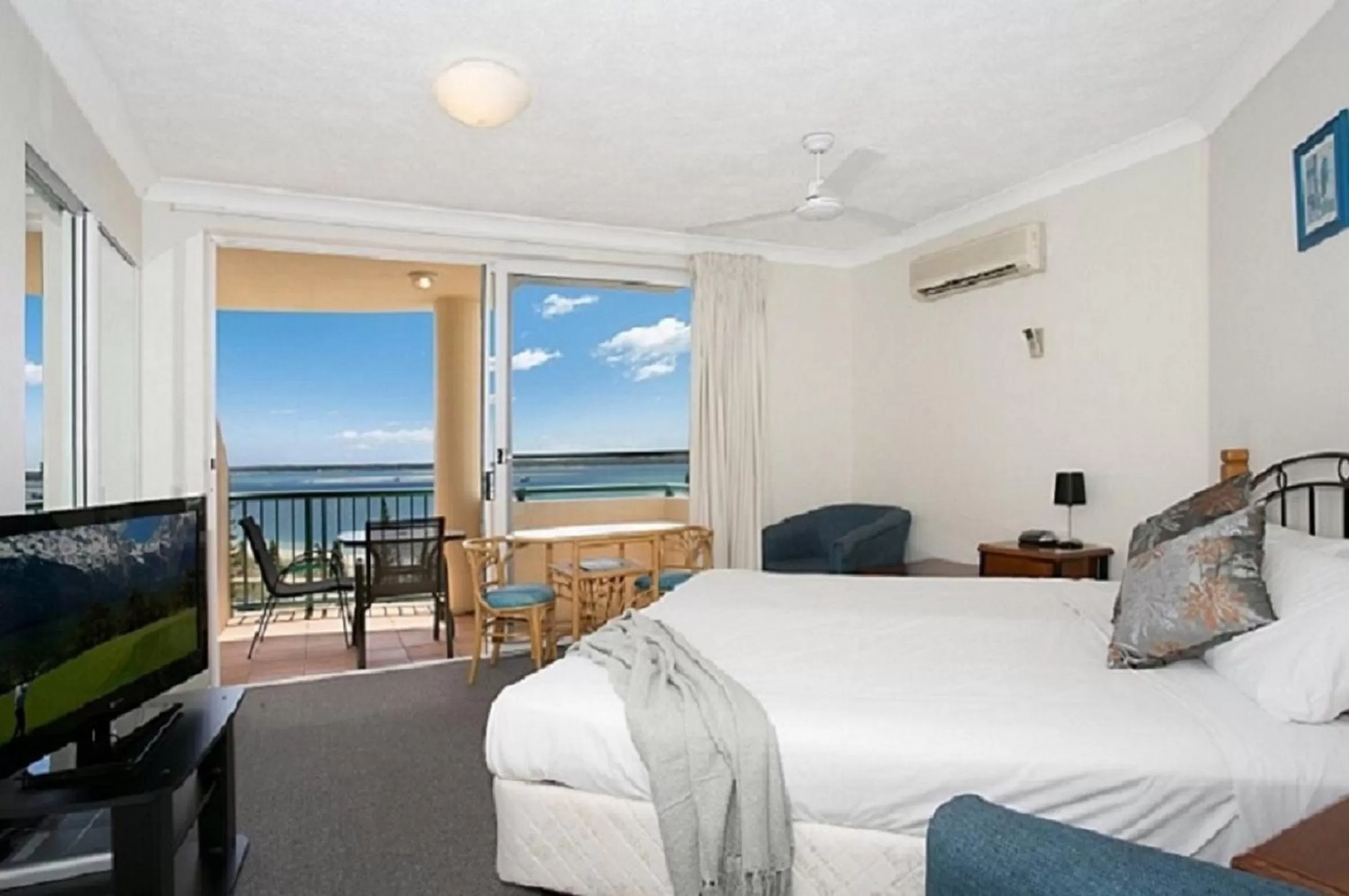 Bedroom, Bed in Royal Pacific Resort