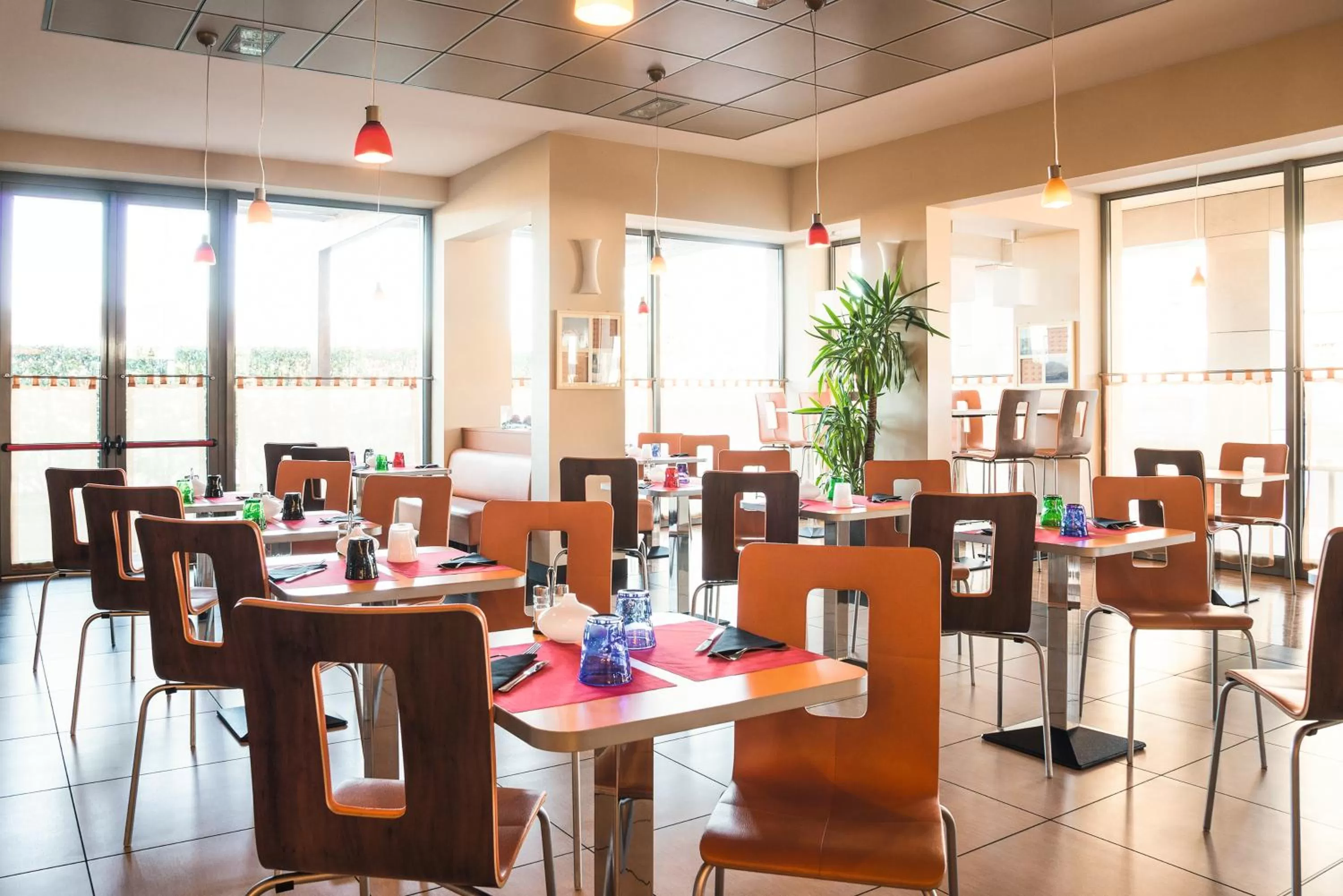 Restaurant/places to eat in Ibis Como