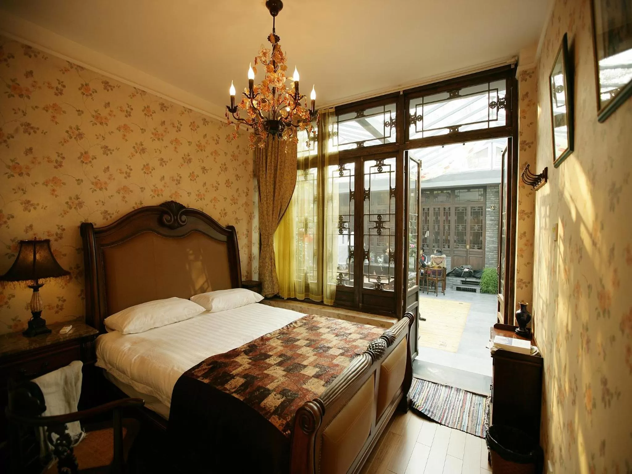 Photo of the whole room, Bed in Kelly‘s Courtyard Hotel