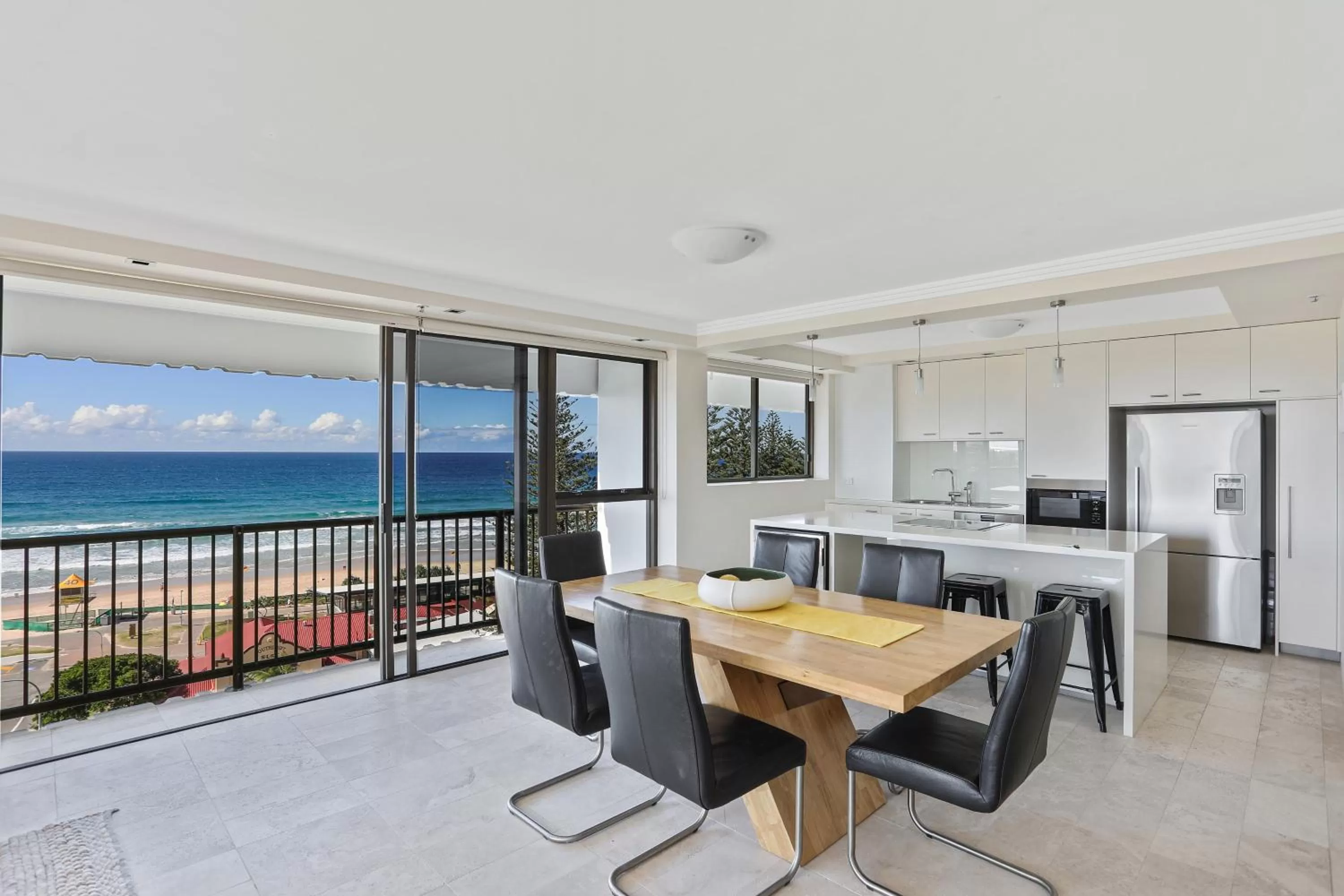 Kitchen or kitchenette in De Ville Apartments