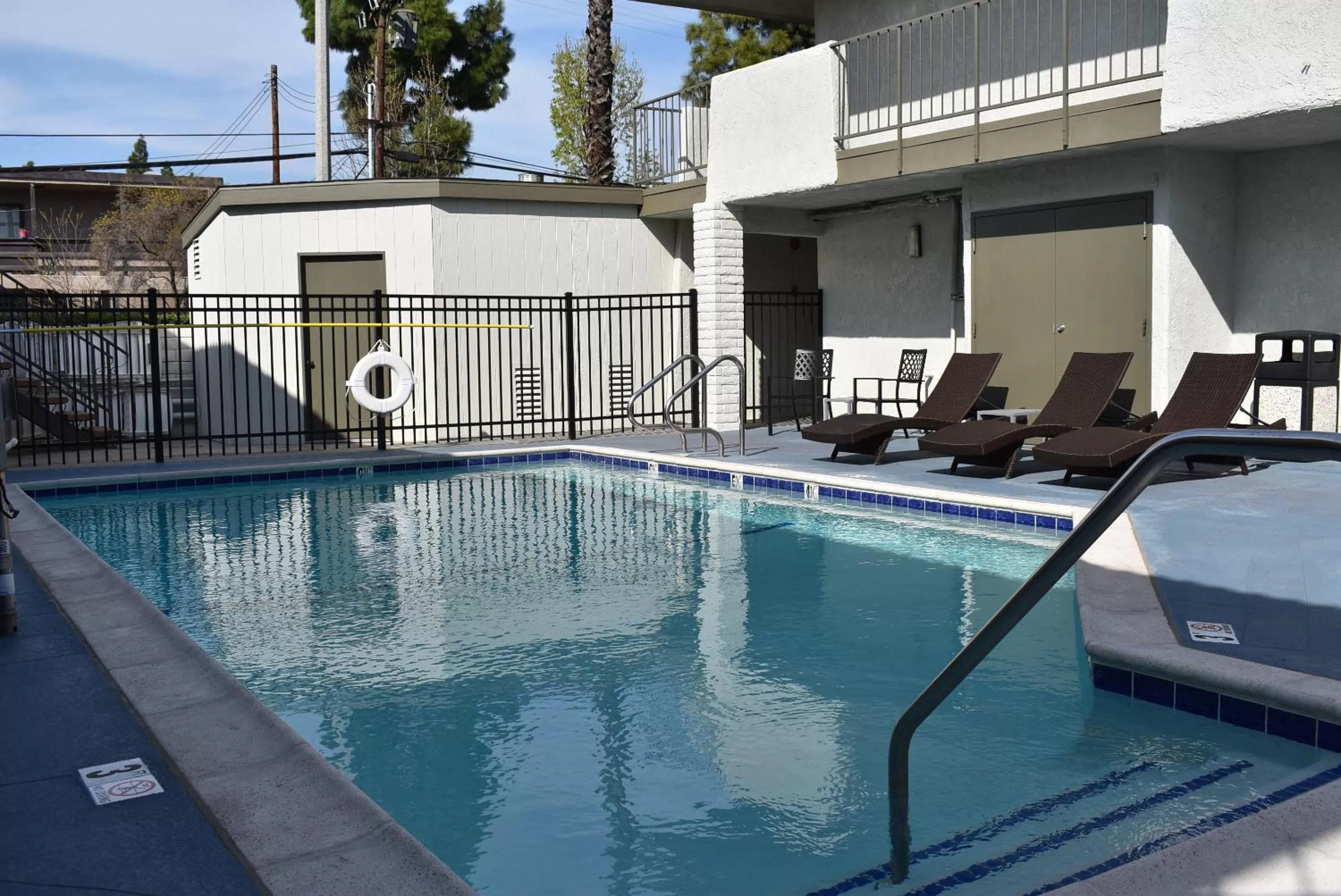 Swimming pool in Signature Anaheim Maingate