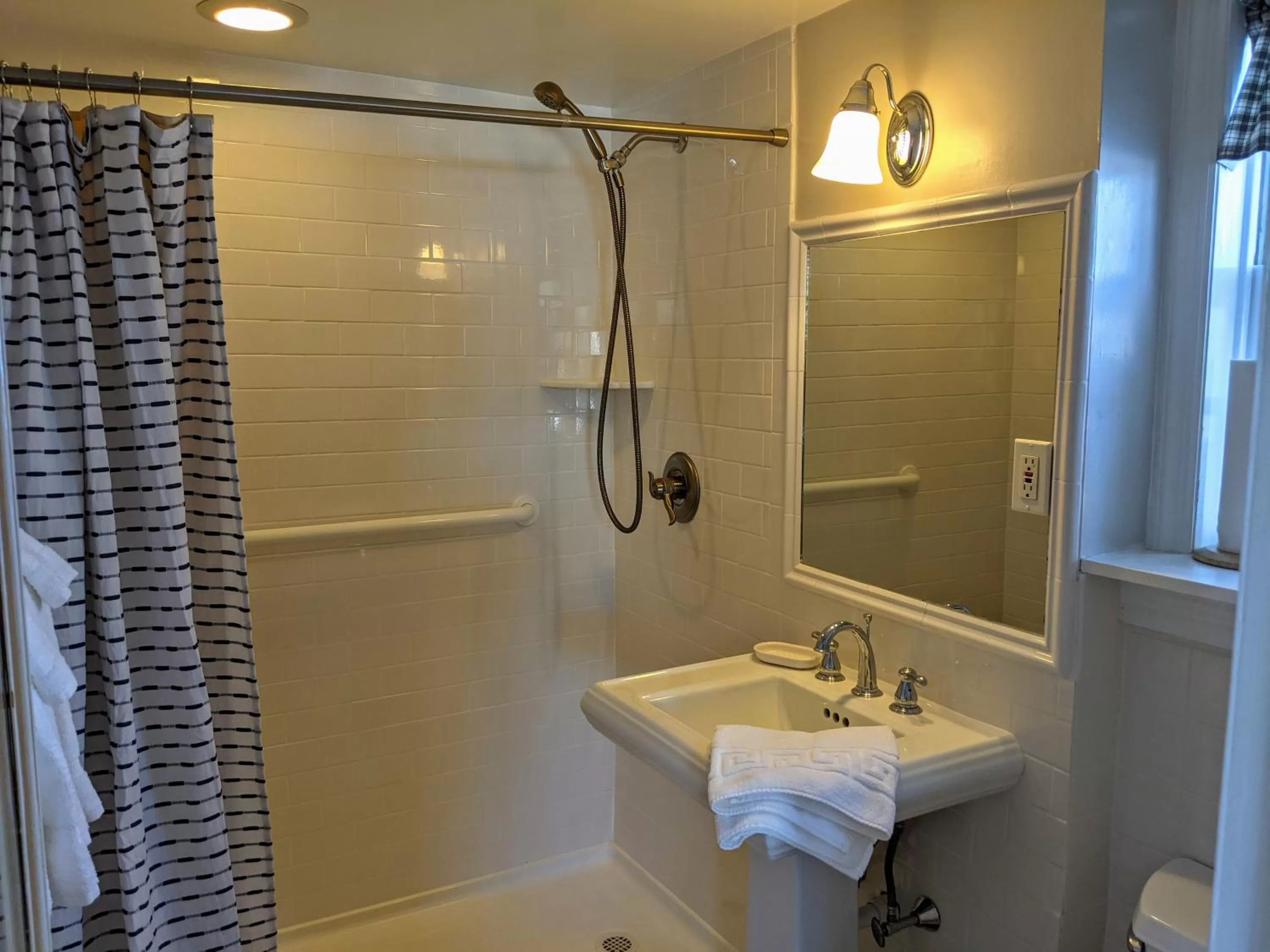 Shower in Stanton House Inn