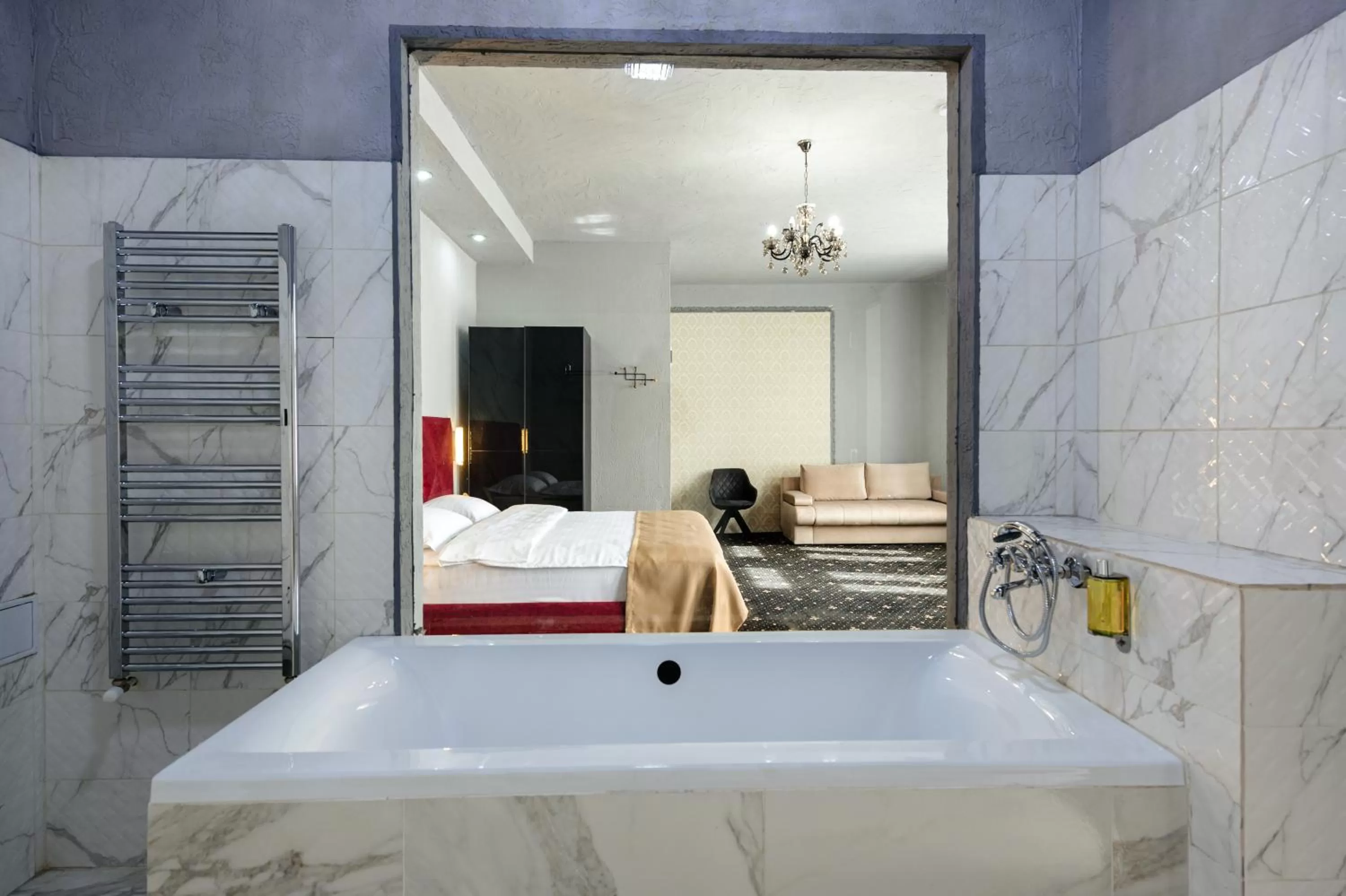 Bathroom, Bed in Palace Bulevard Inn