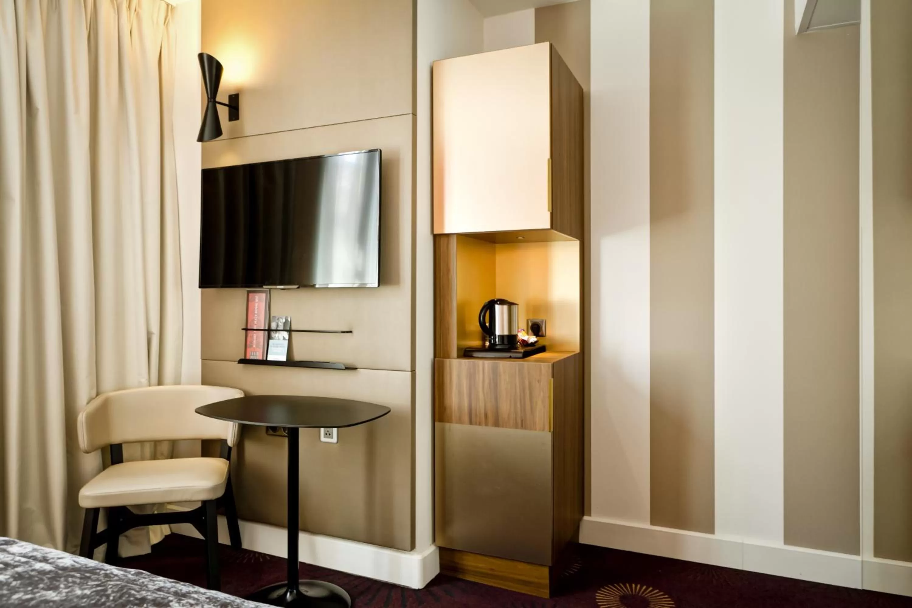 Coffee/tea facilities in Mercure Lyon Centre Plaza République