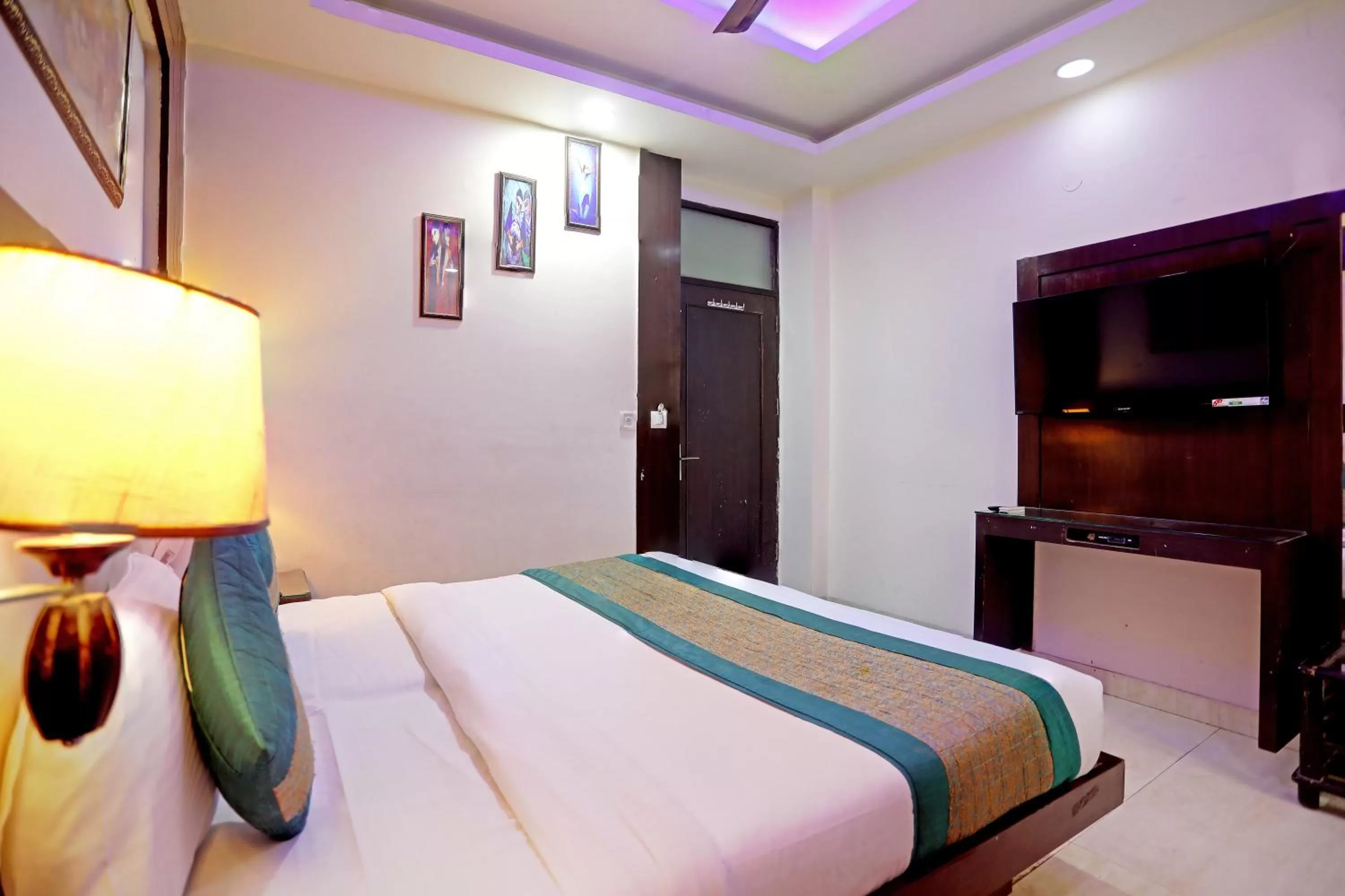 Bed in Tashkent Palace - Walk in from NDLS Station & RK Ashram Metro Station