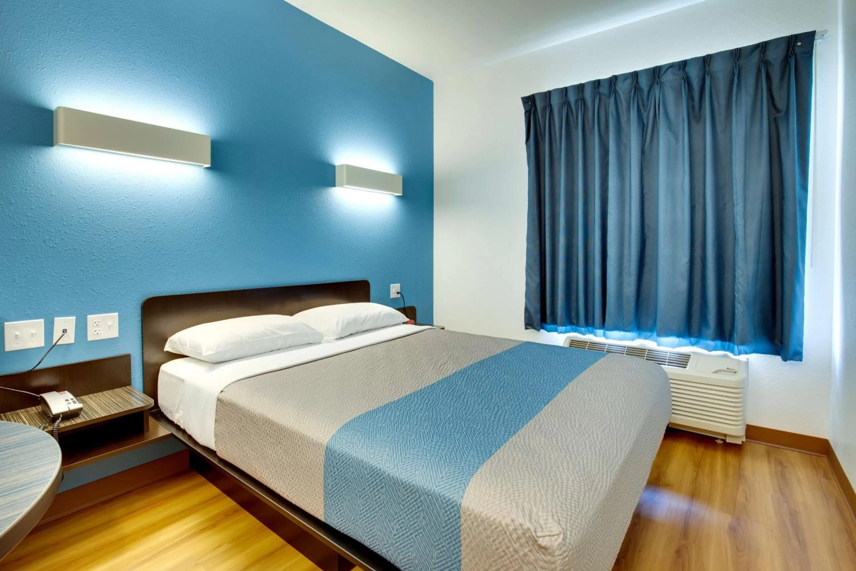 Photo of the whole room, Bed in Motel 6 Poplar Bluff, MO