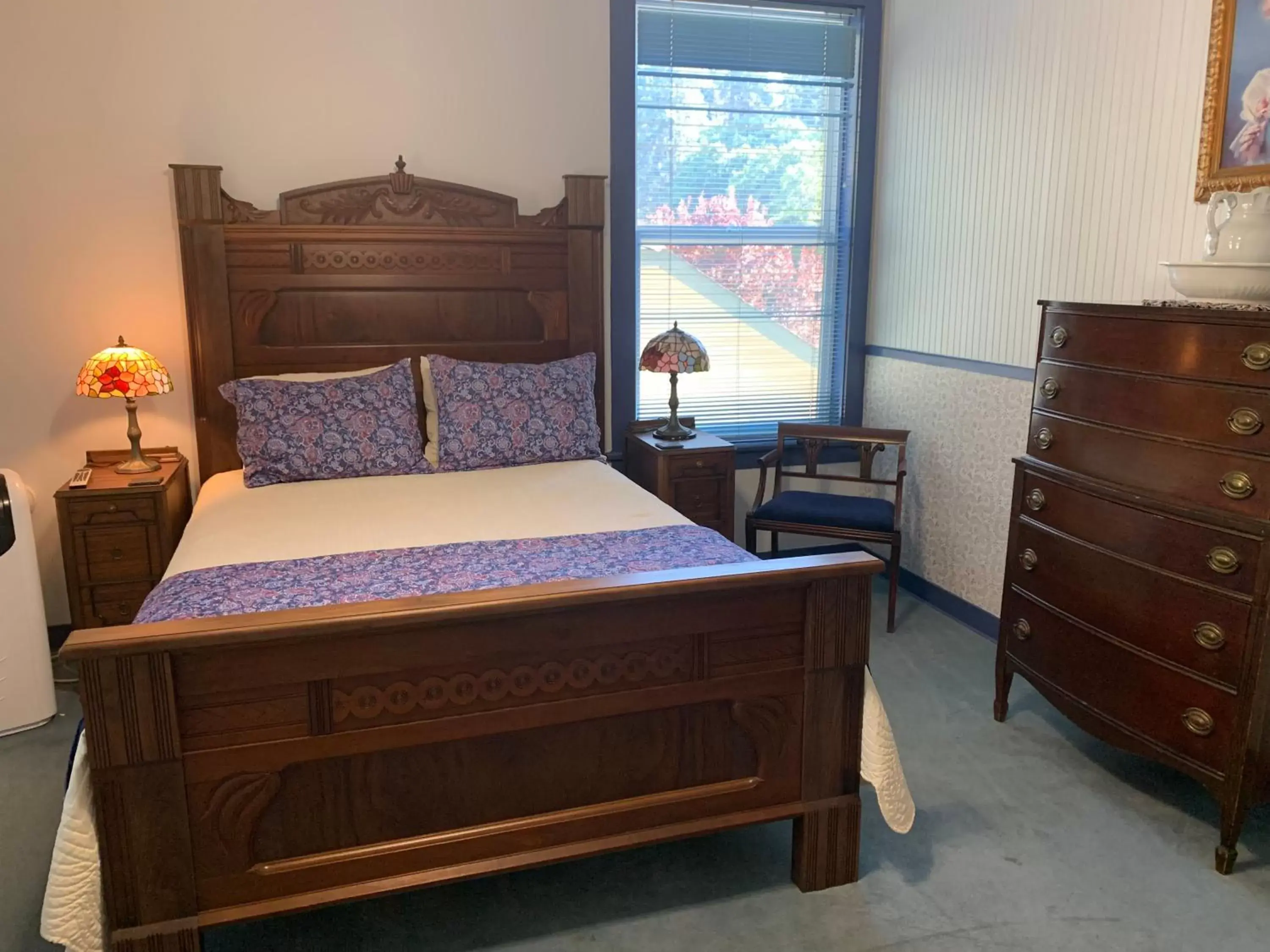 Queen Room with Shared Bathroom in Mount Shasta Ranch Bed and Breakfast Queen Room with Shared Bathroom in Mount Shasta Ranch Bed and Breakfast