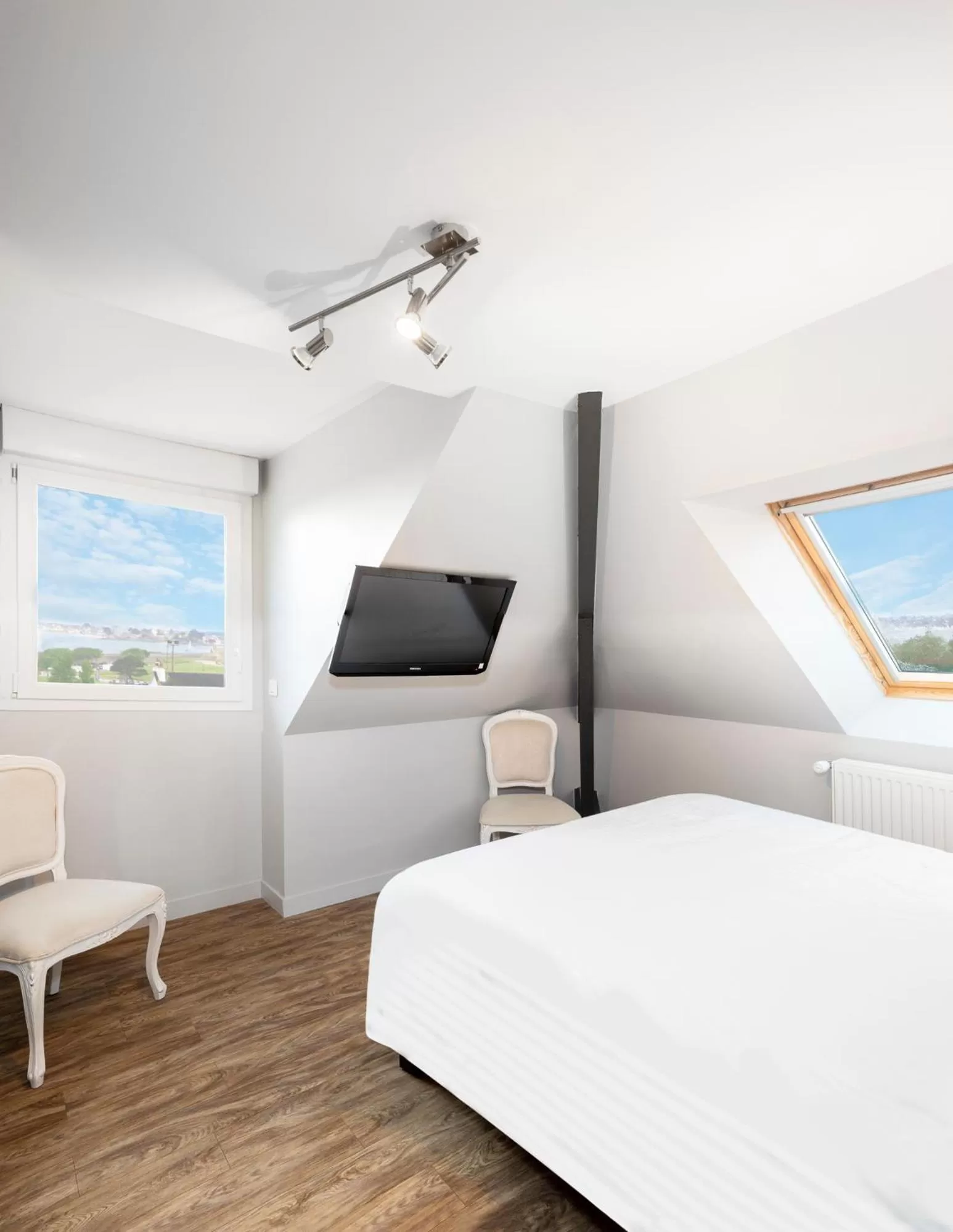 Photo of the whole room, Bed in Hotel Restaurant Spa De La Citadelle Lorient