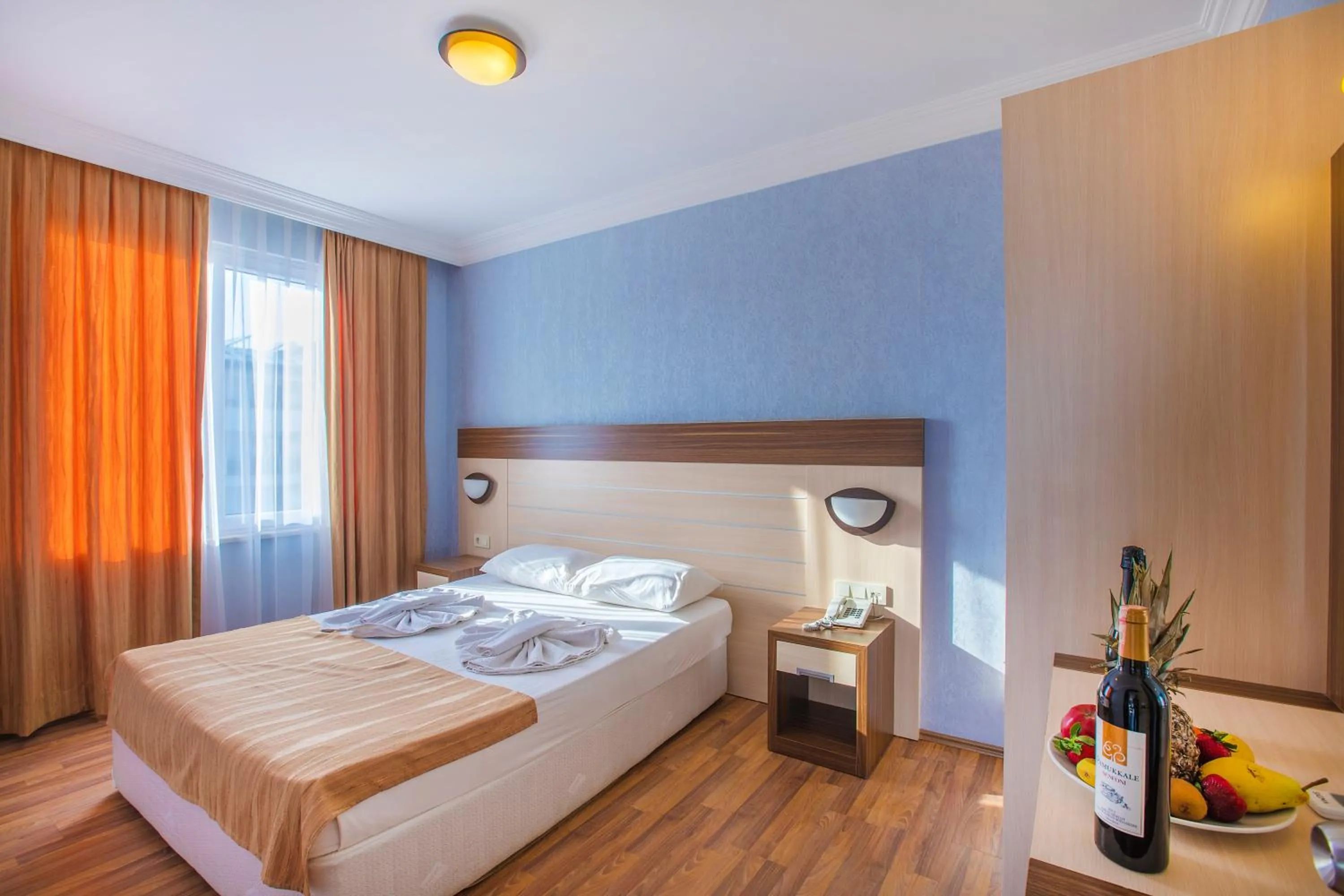 Photo of the whole room, Bed in Hawaii Suite Beach Hotel