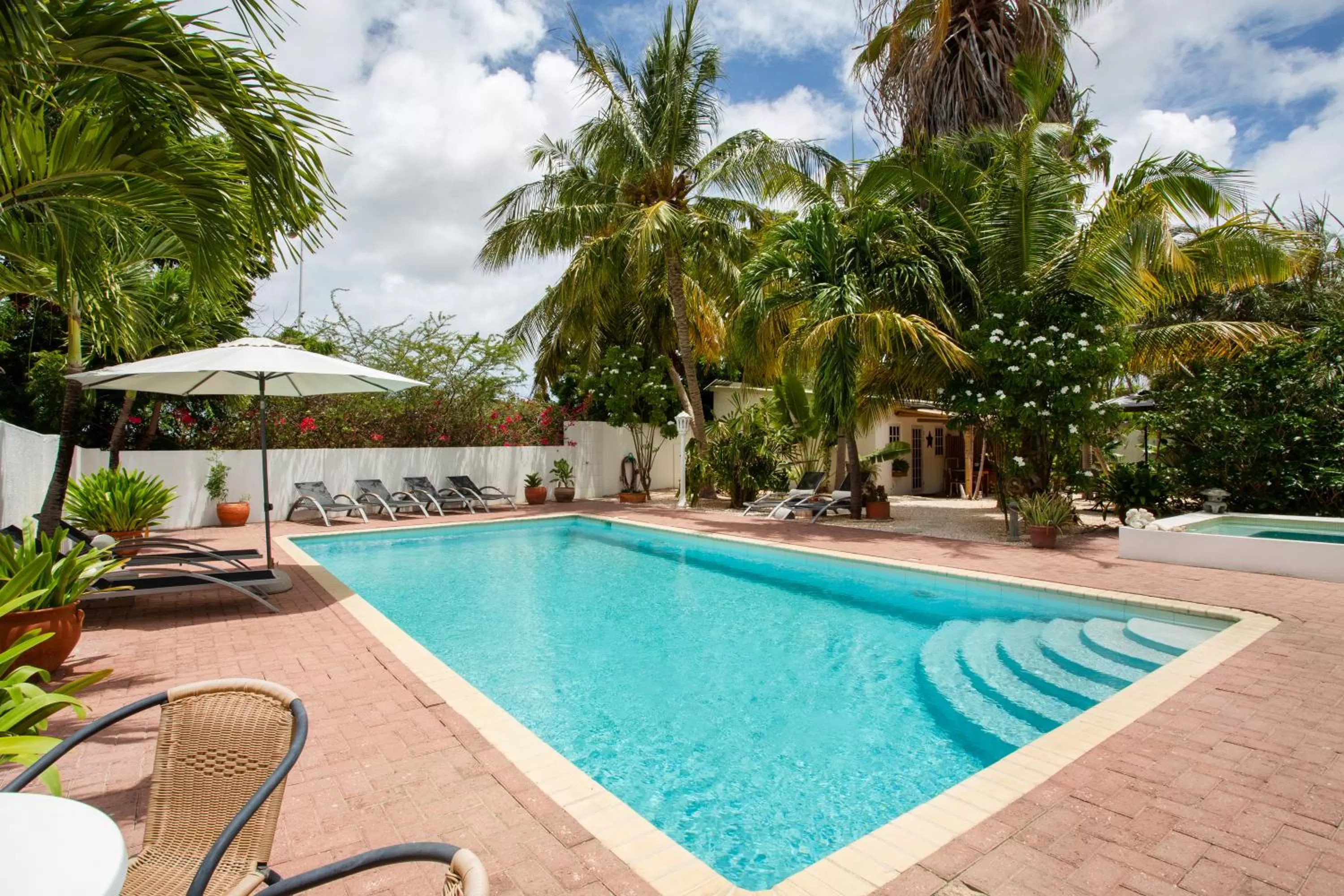 Swimming pool in B&B Sombre di Kabana