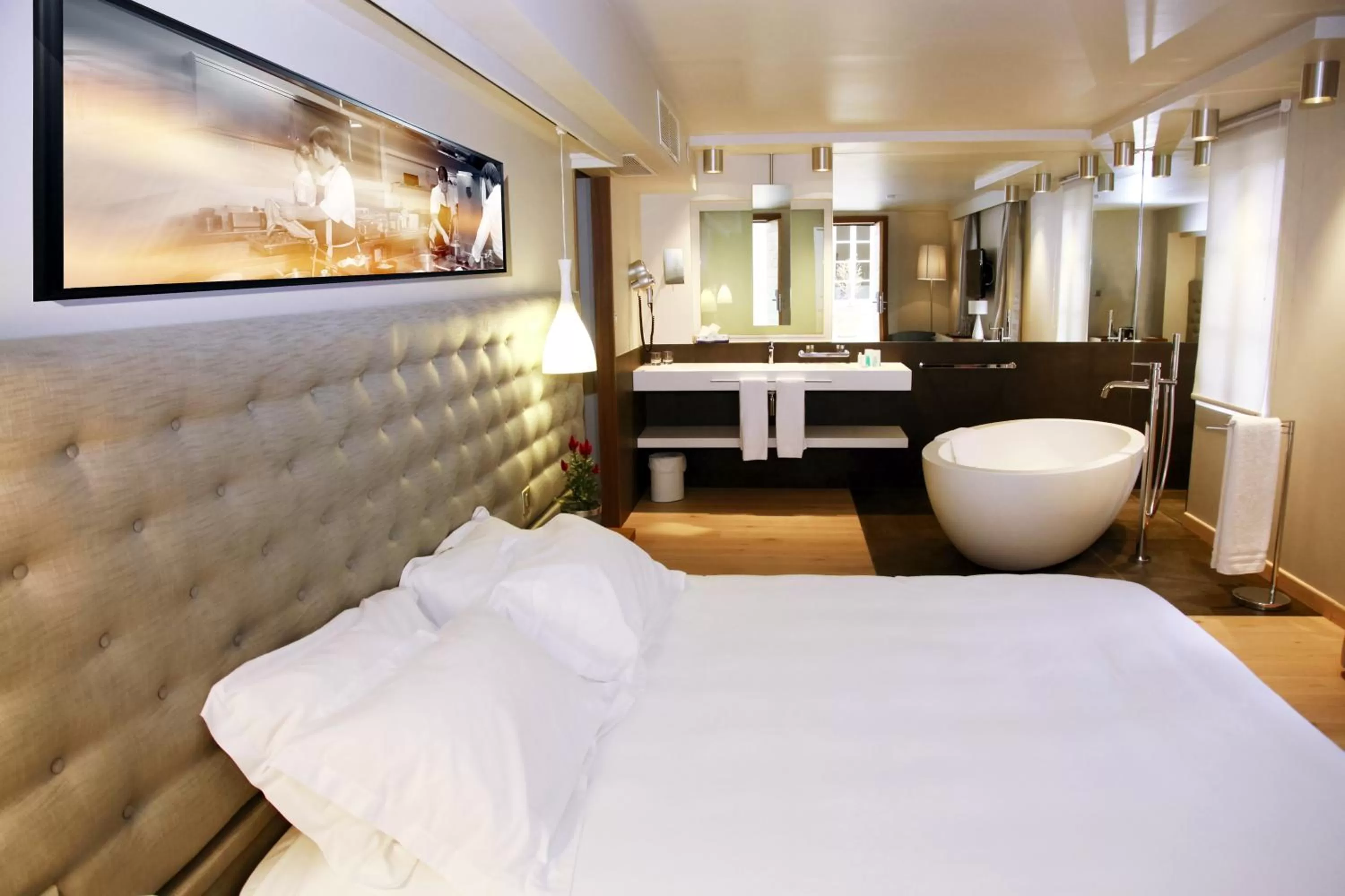 Bathroom, Bed in Le Pré du Moulin - Maison Alonso - Hôtel & Restaurant