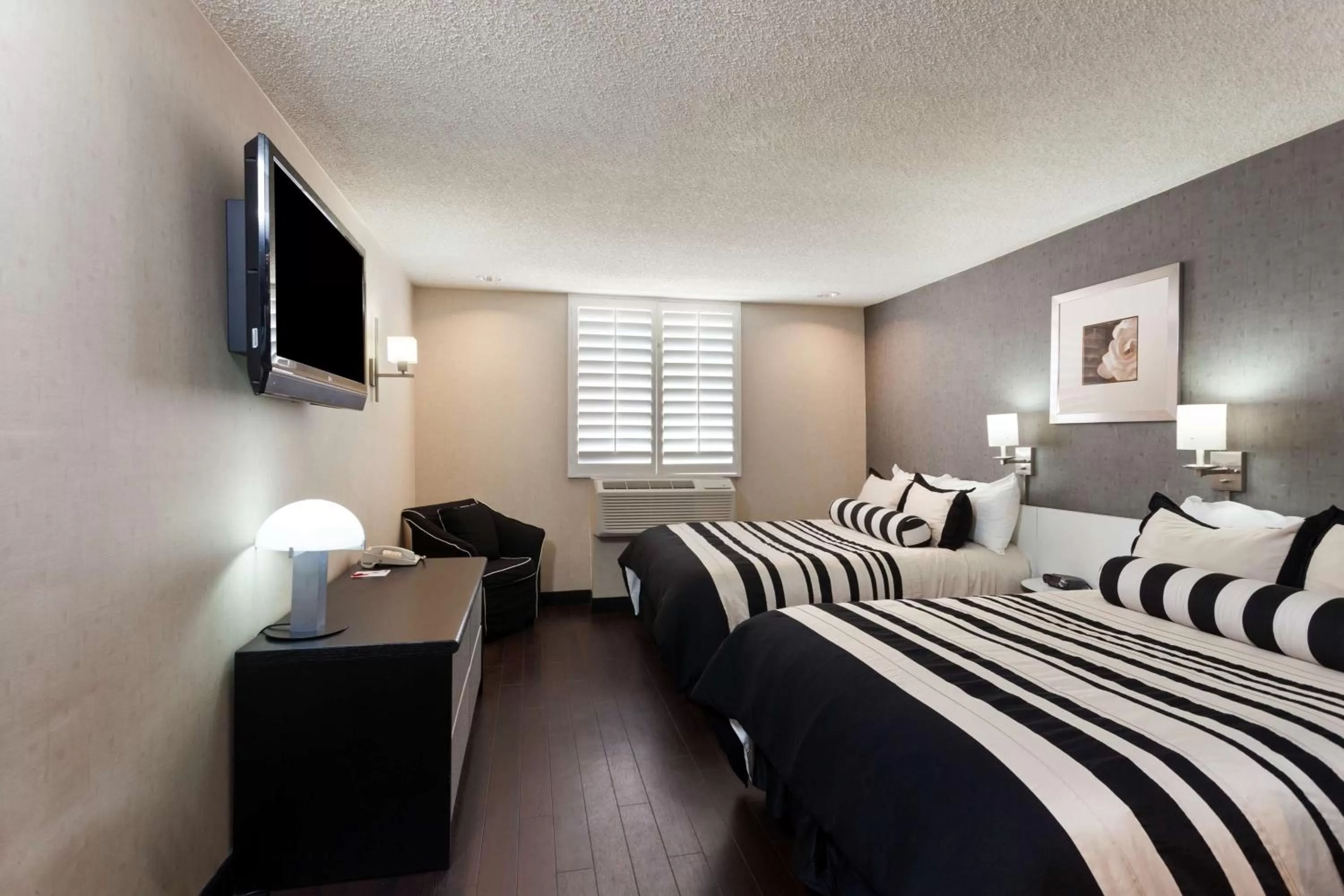 Photo of the whole room, Bed in Ramada Plaza by Wyndham West Hollywood Hotel & Suites
