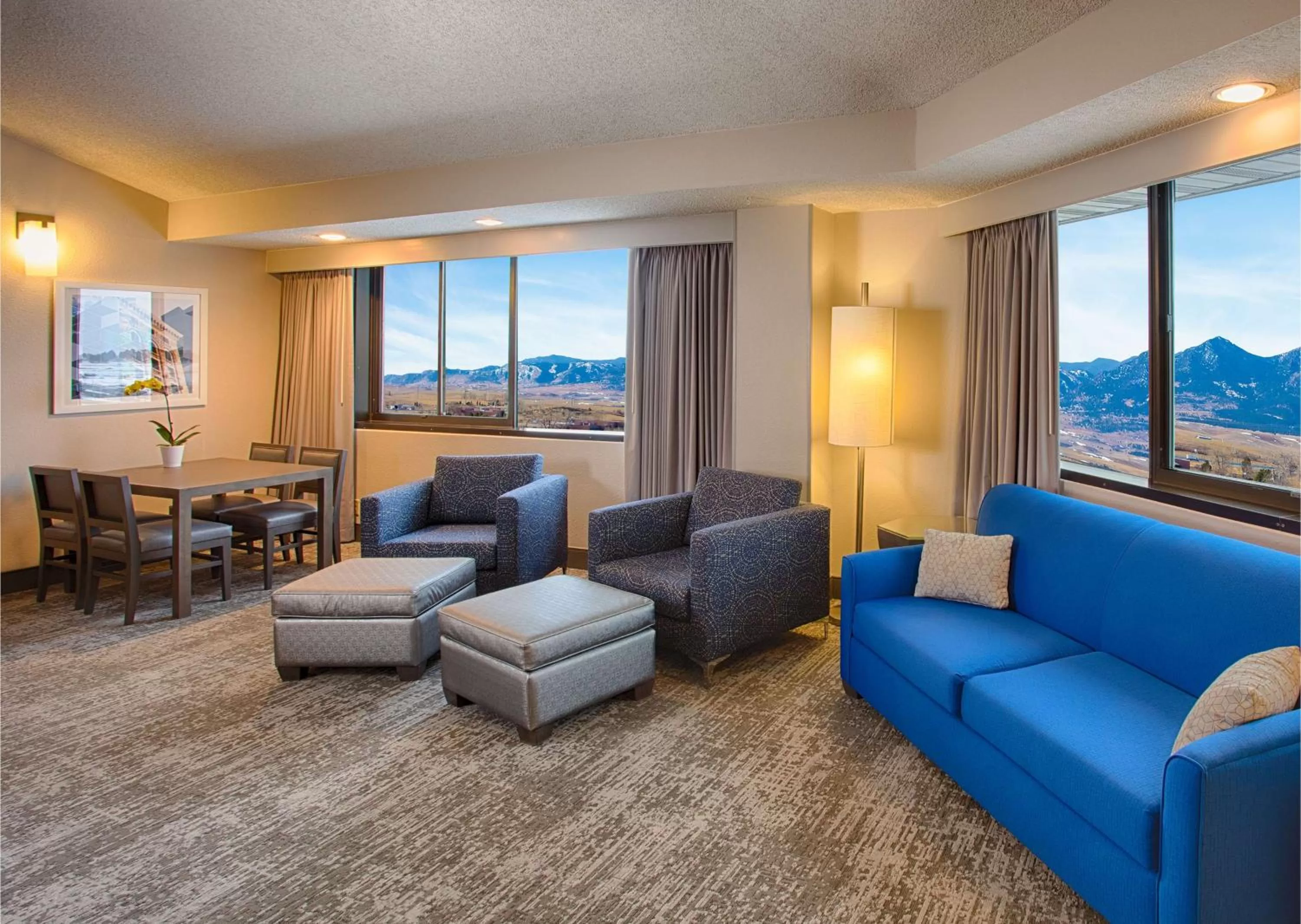 Living room in DoubleTree by Hilton Denver/Westminister