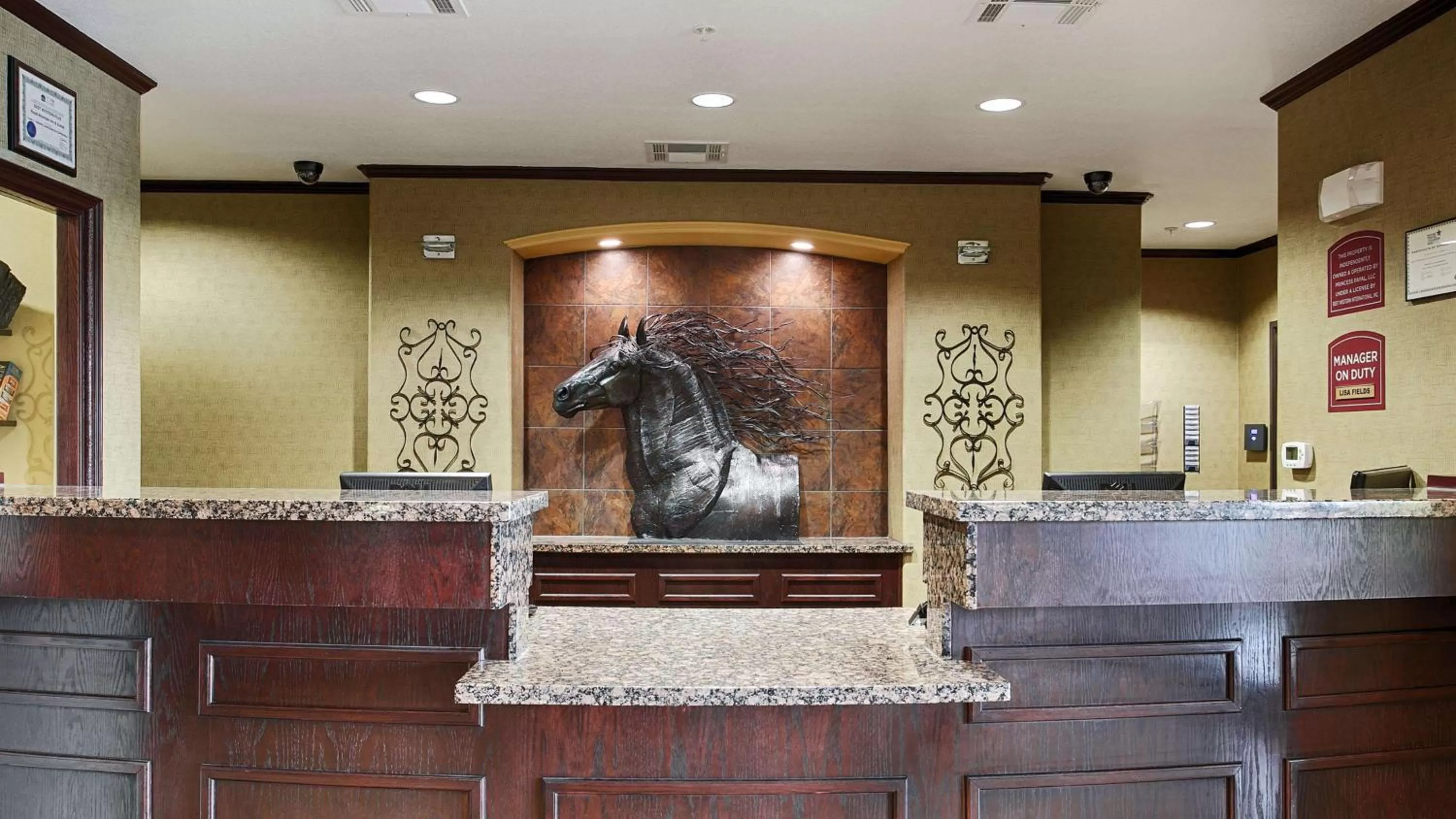 Lobby or reception in Best Western Plus Royal Mountain Inn & Suites