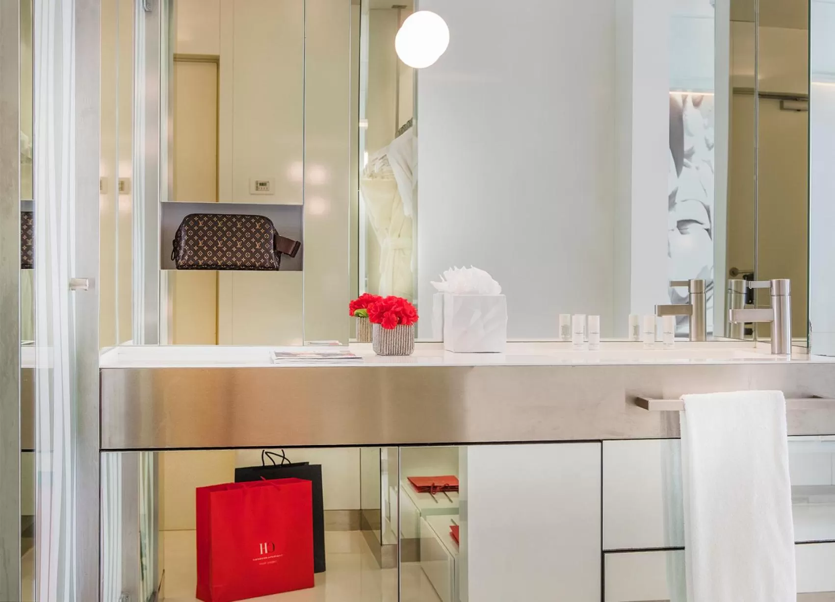 Bathroom, Kitchen/Kitchenette in The Mirror Barcelona - Adults Only