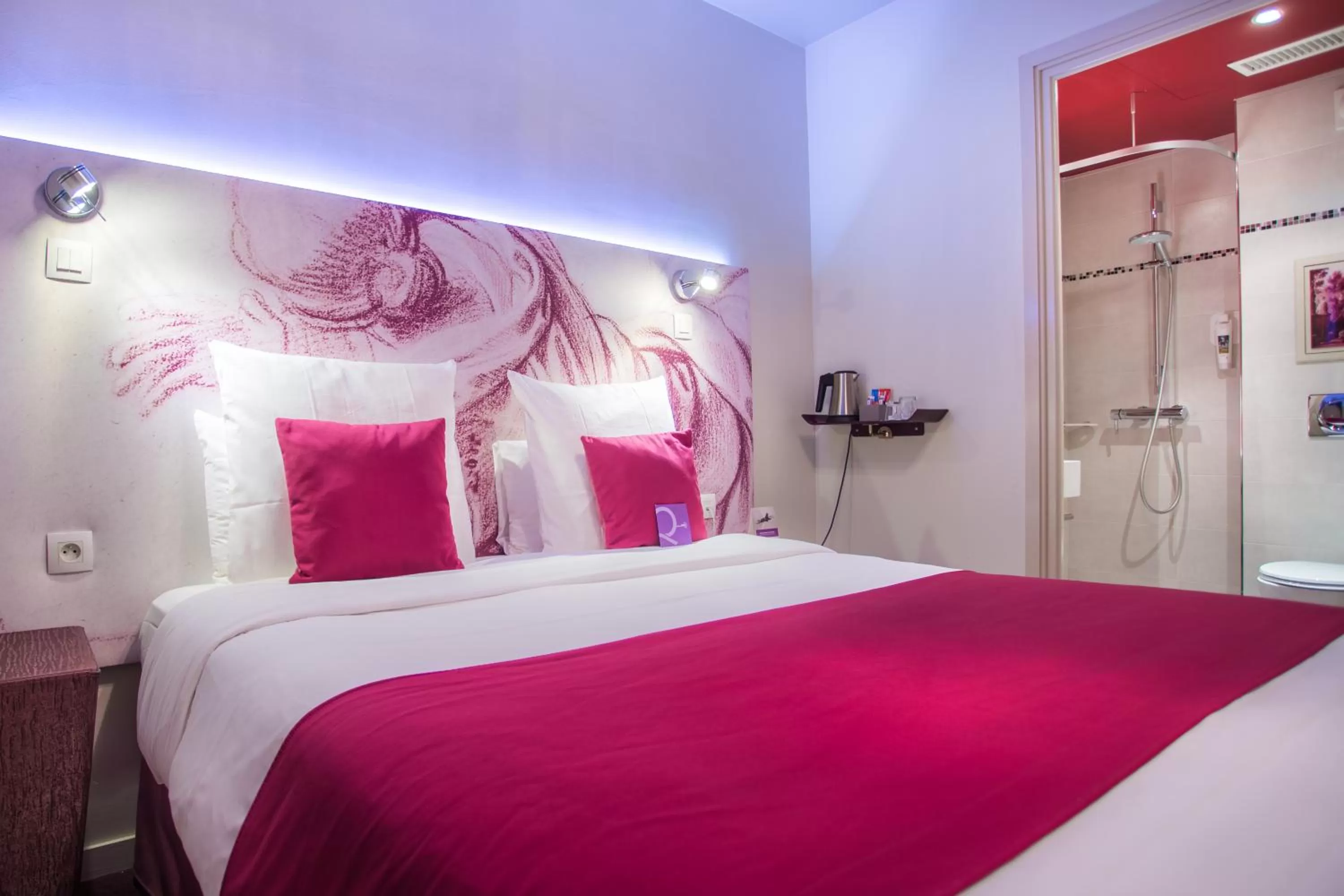 Photo of the whole room, Bed in Mercure Paris Bastille Marais