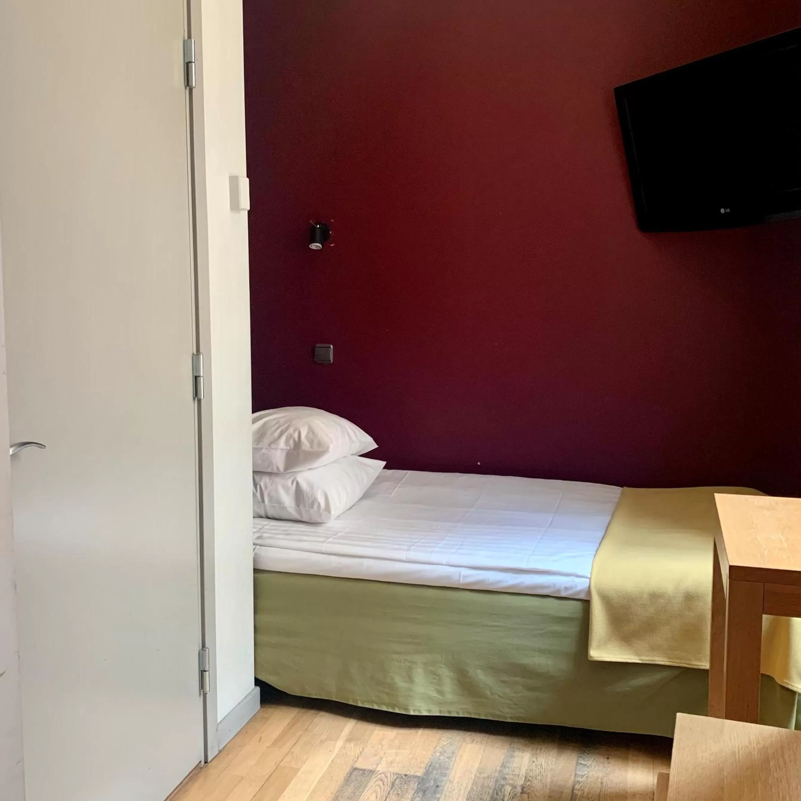 Property building, Bed in Rex Petit