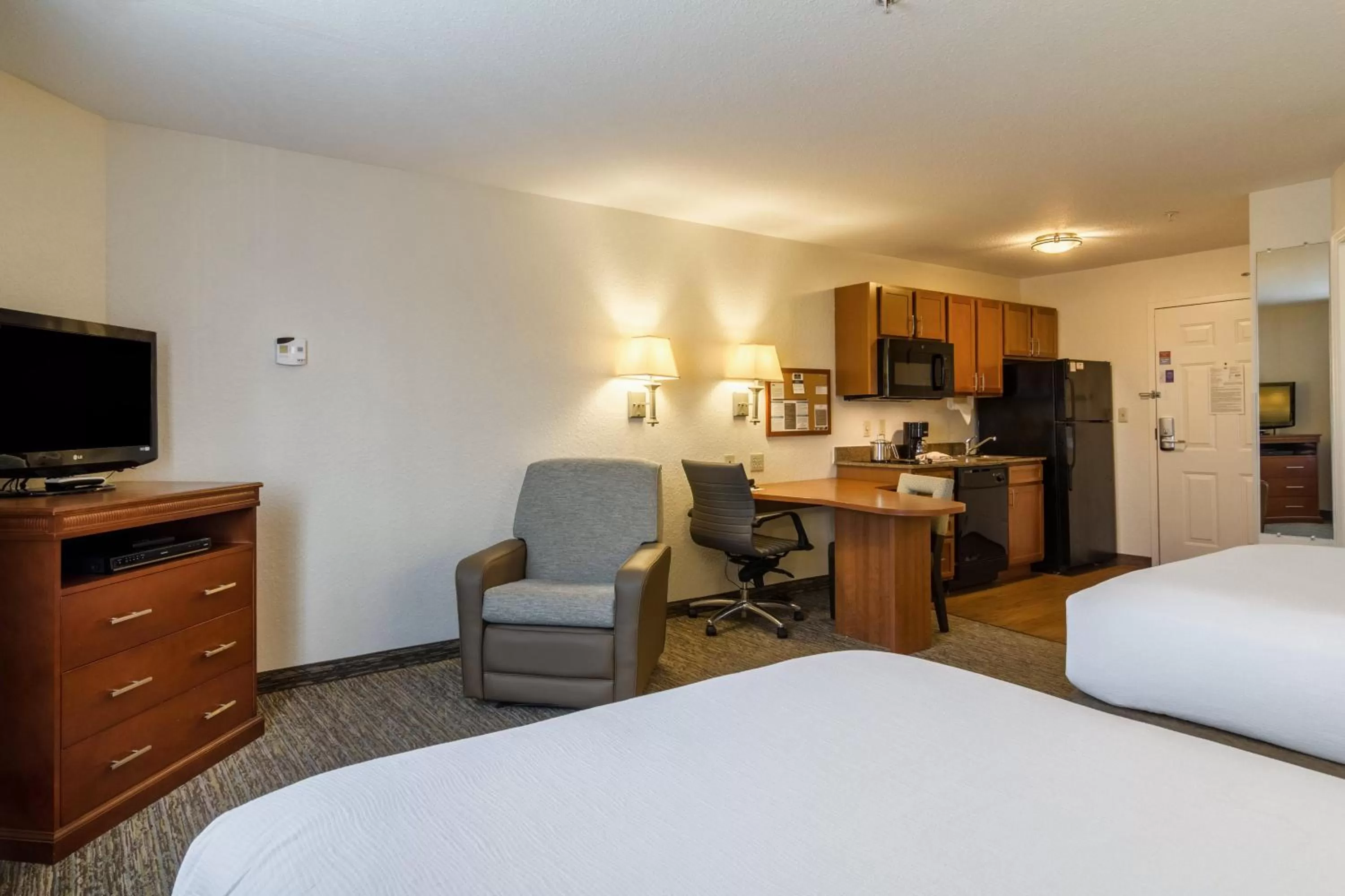 Photo of the whole room, Bed in Candlewood Suites Jacksonville East Merril Road by IHG